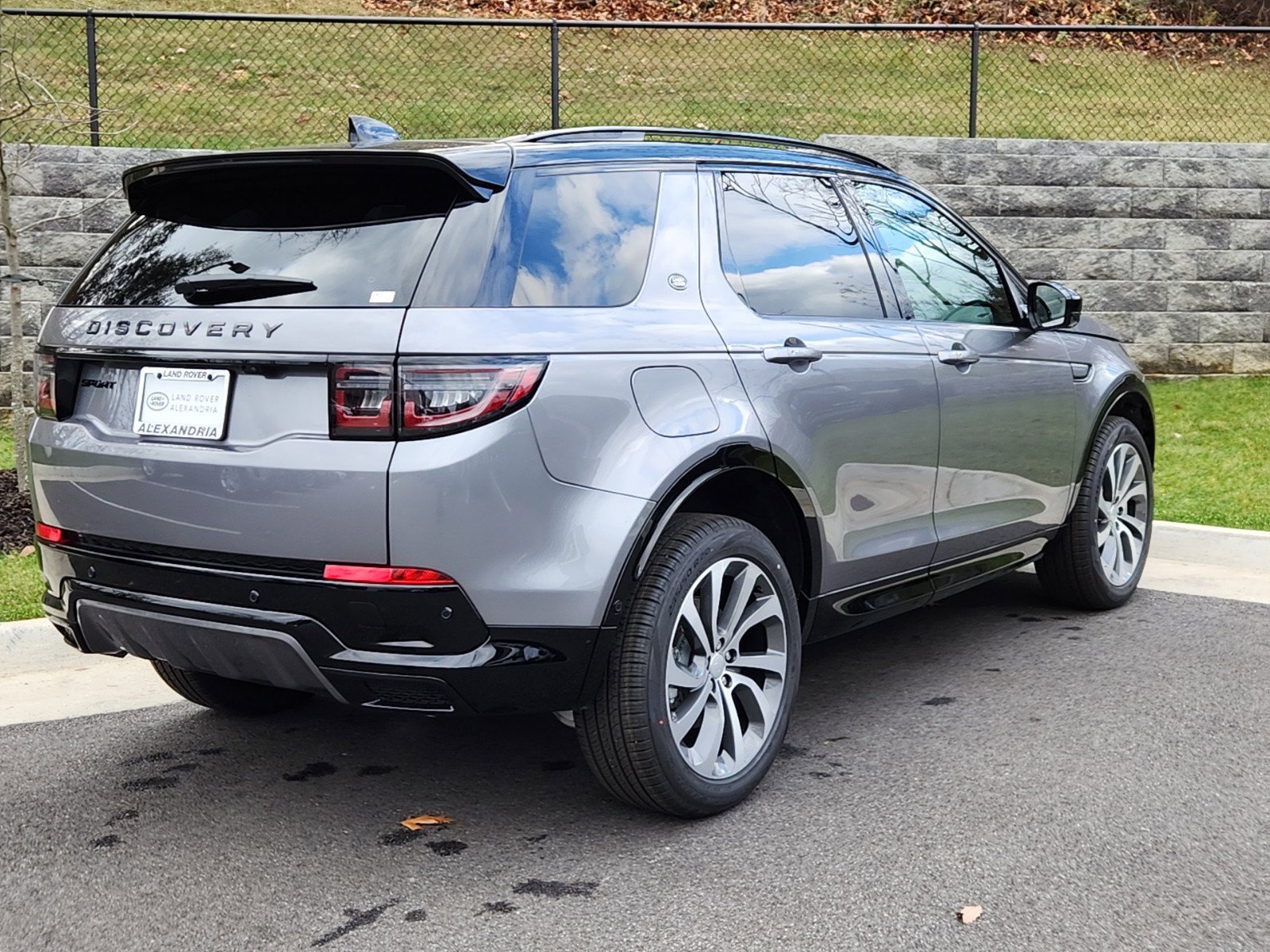 2024 Land Rover Discovery Sport Dynamic SE photo 2
