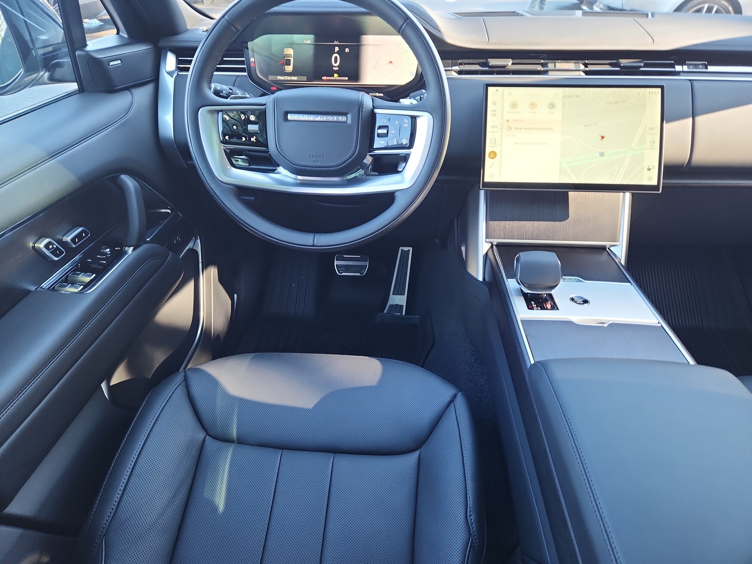 2025 Land Rover Range Rover SE photo 3