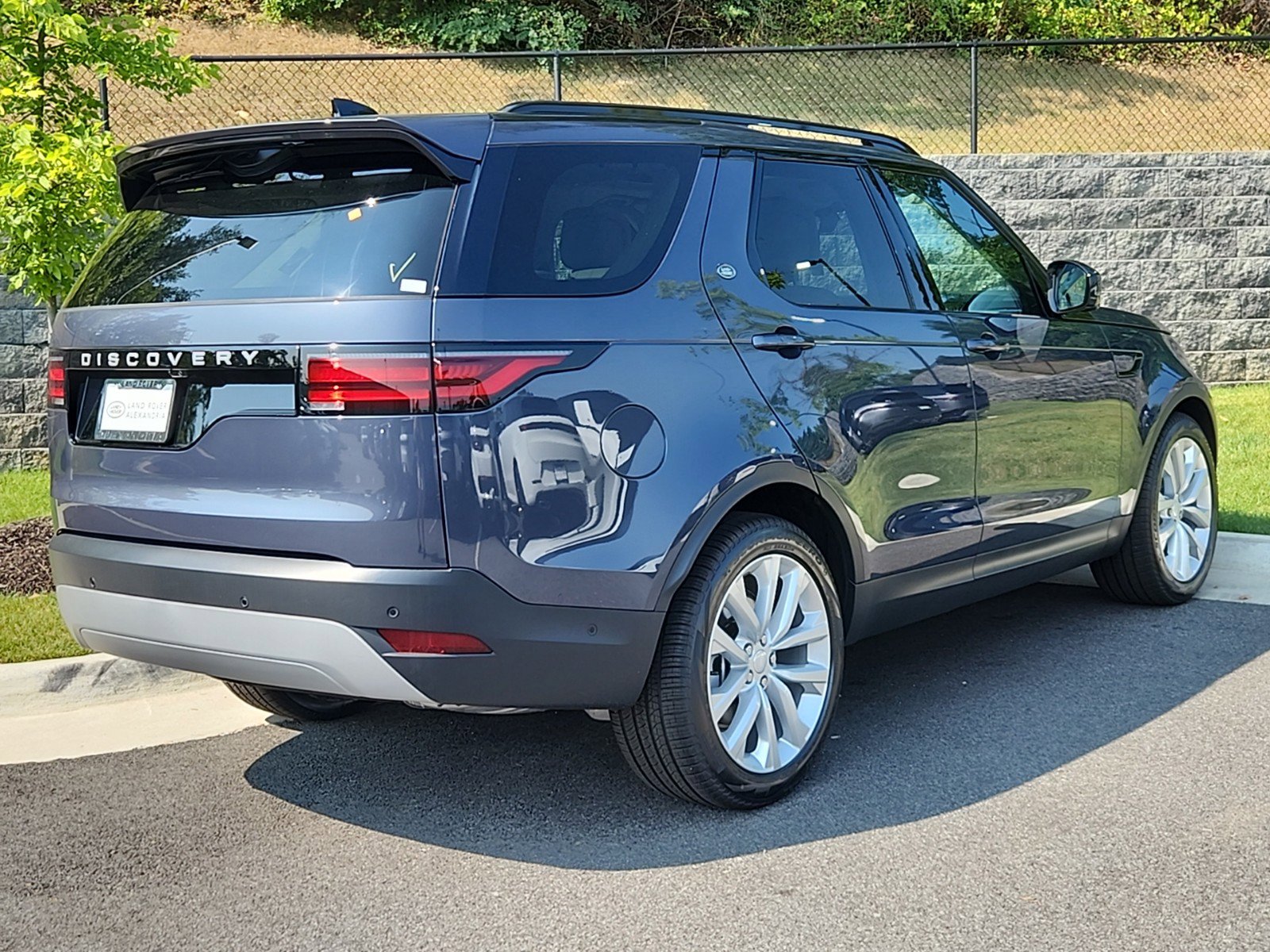 2024 Land Rover Discovery P300 S photo 2