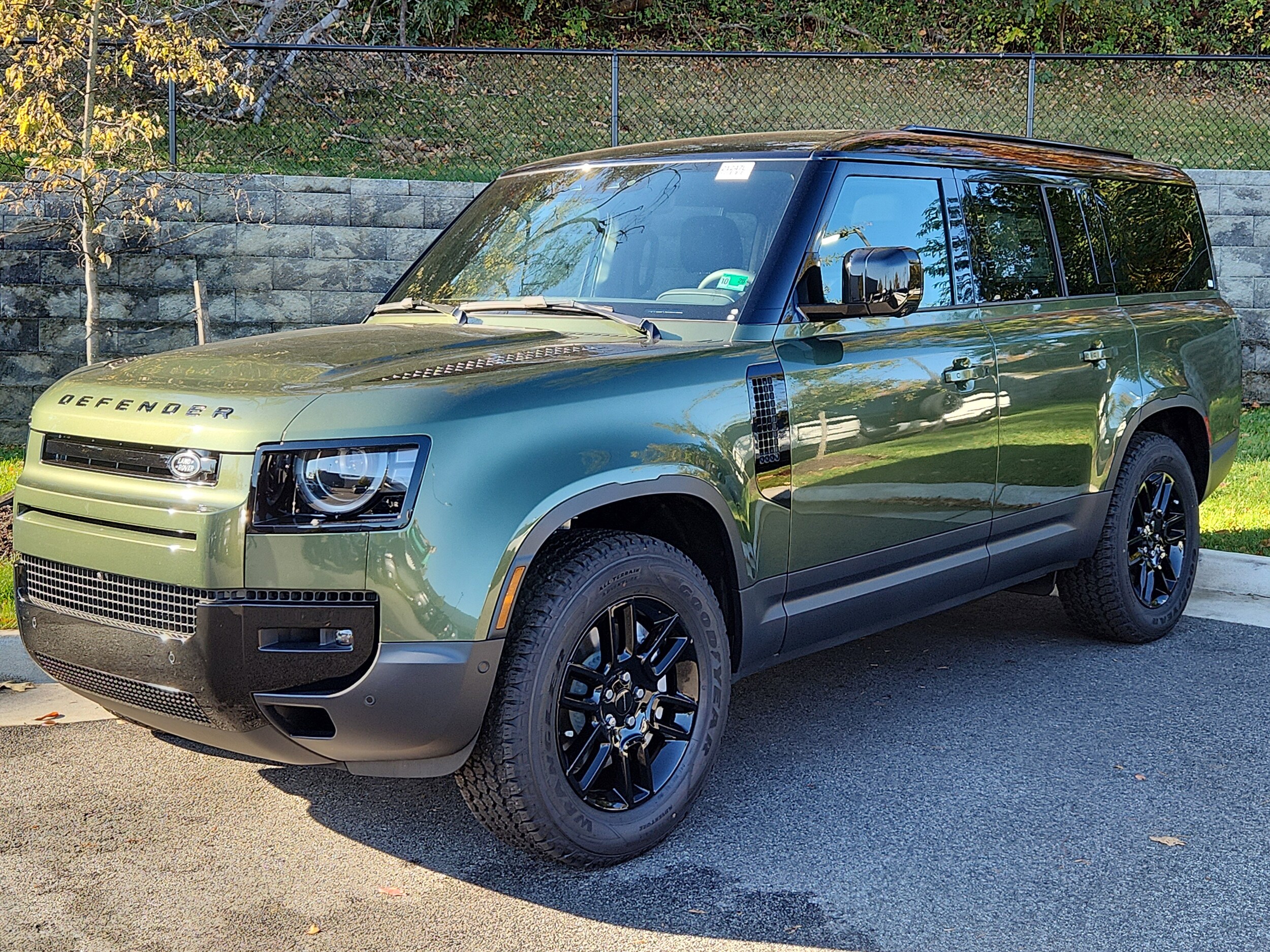 2026 Land Rover Defender S's photo