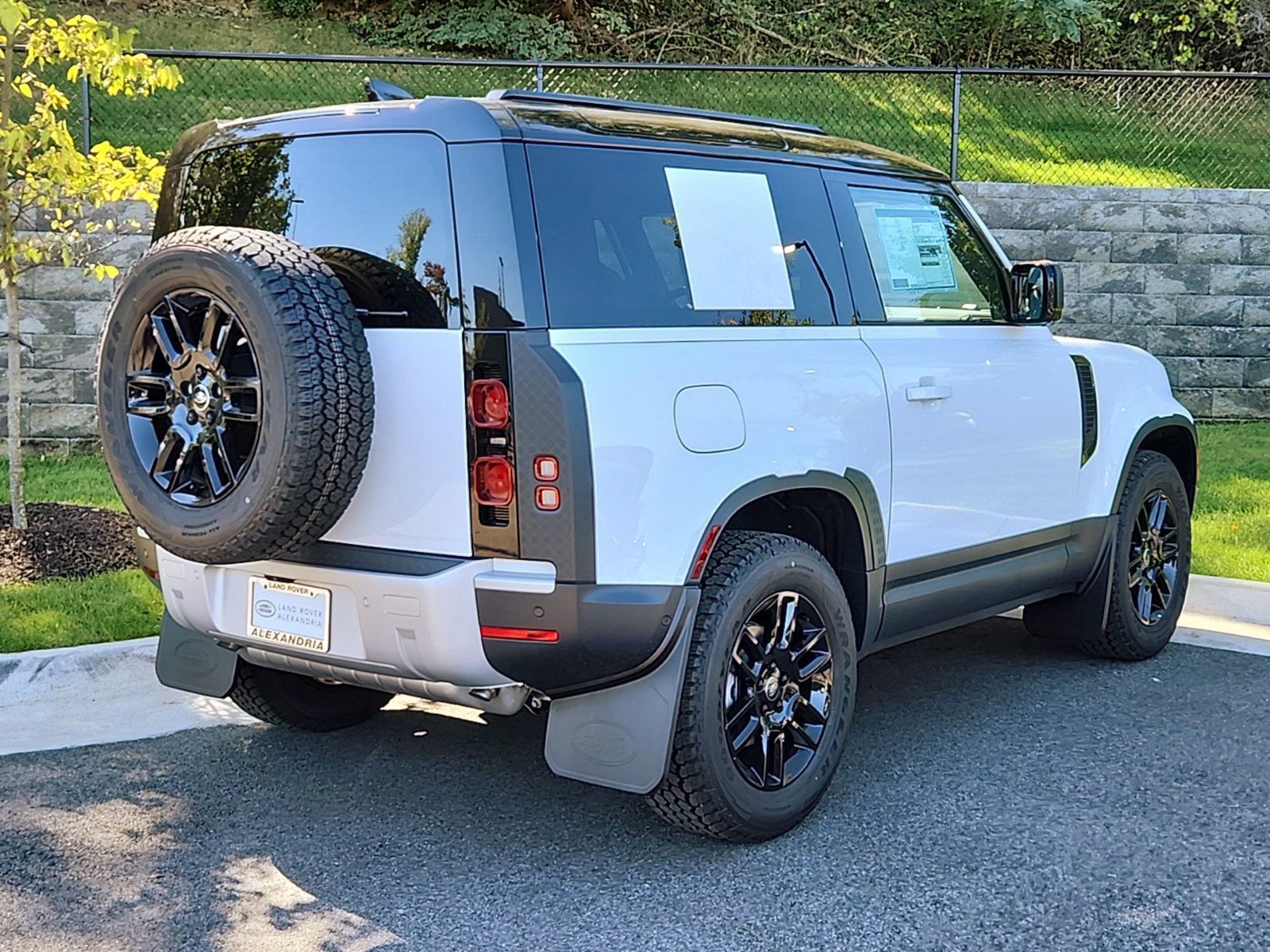2025 Land Rover Defender 90 S photo 2