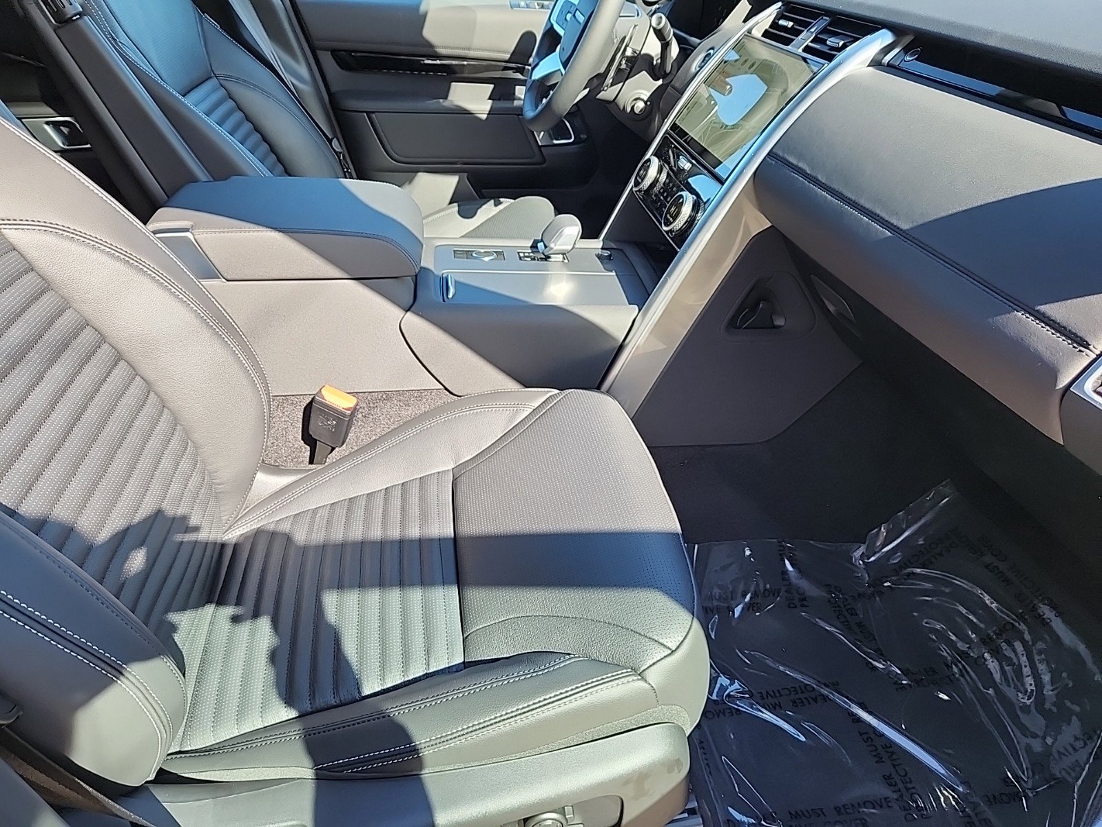 2025 Land Rover Discovery P300 S photo 3