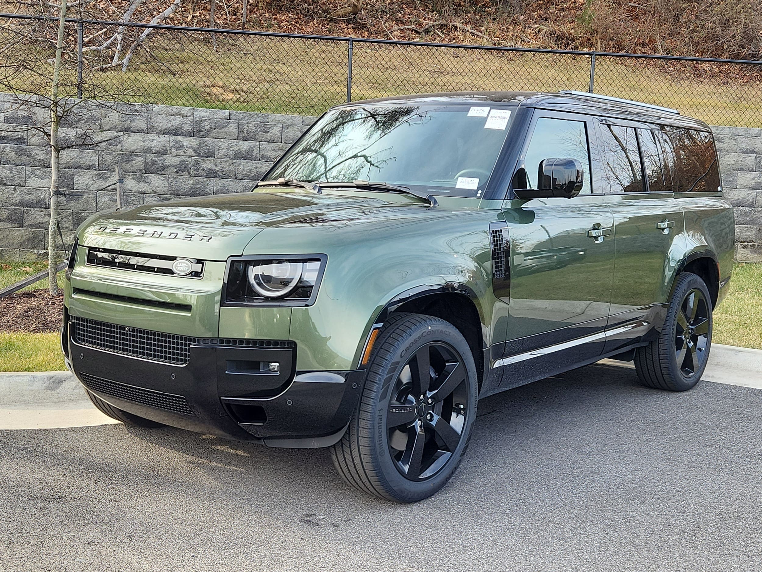 2026 Land Rover Defender X-Dynamic SE's photo