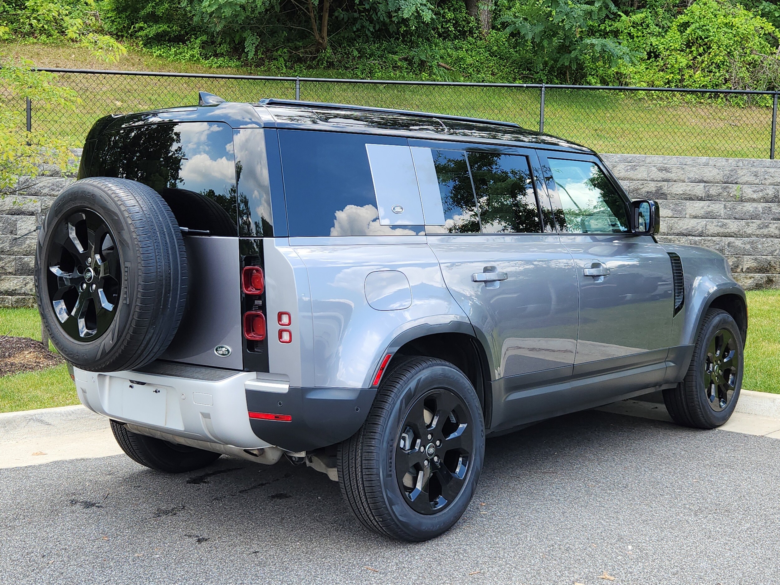 2022 Land Rover Defender SE photo 2