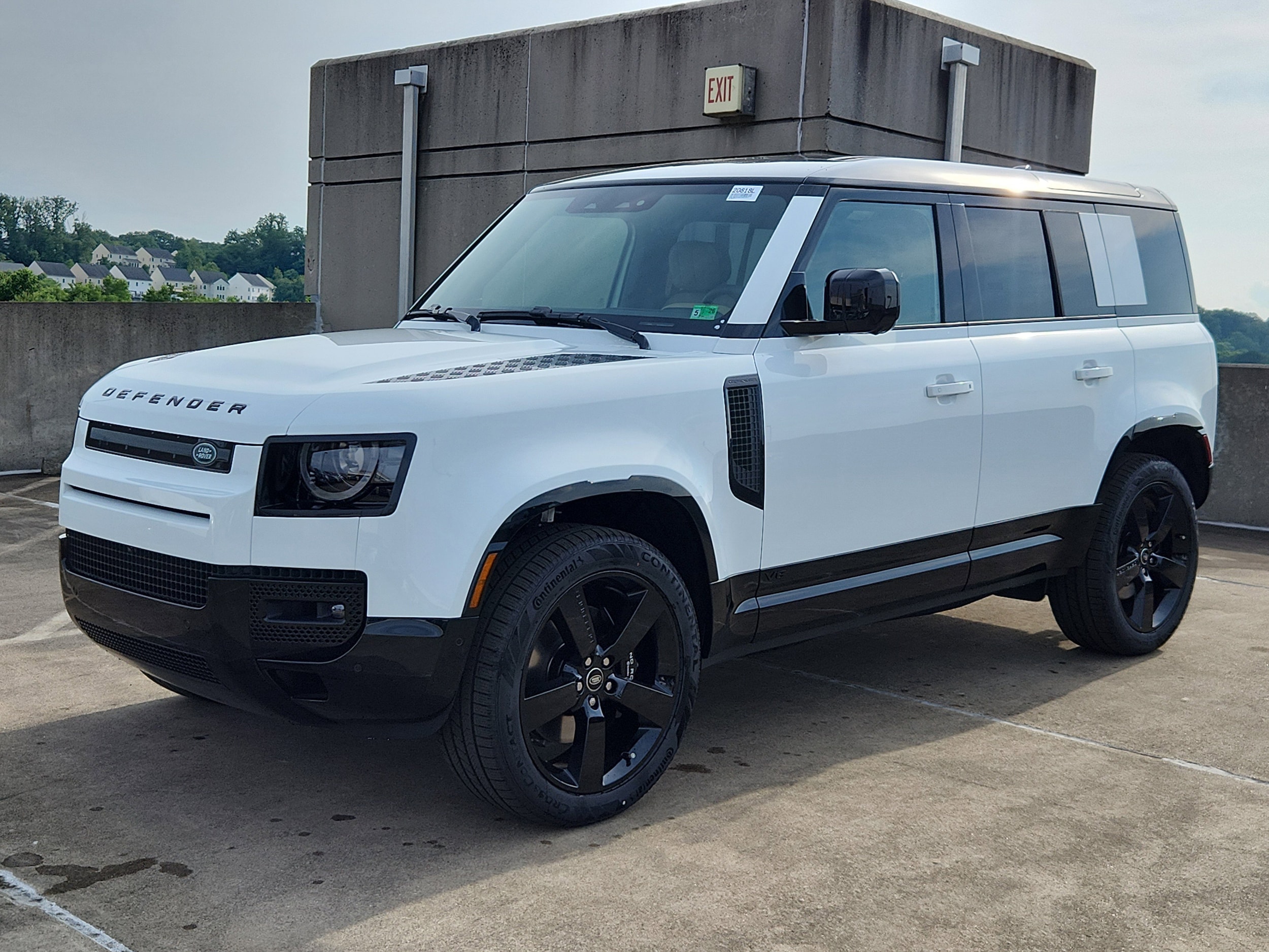 2025 Land Rover Defender V8's photo