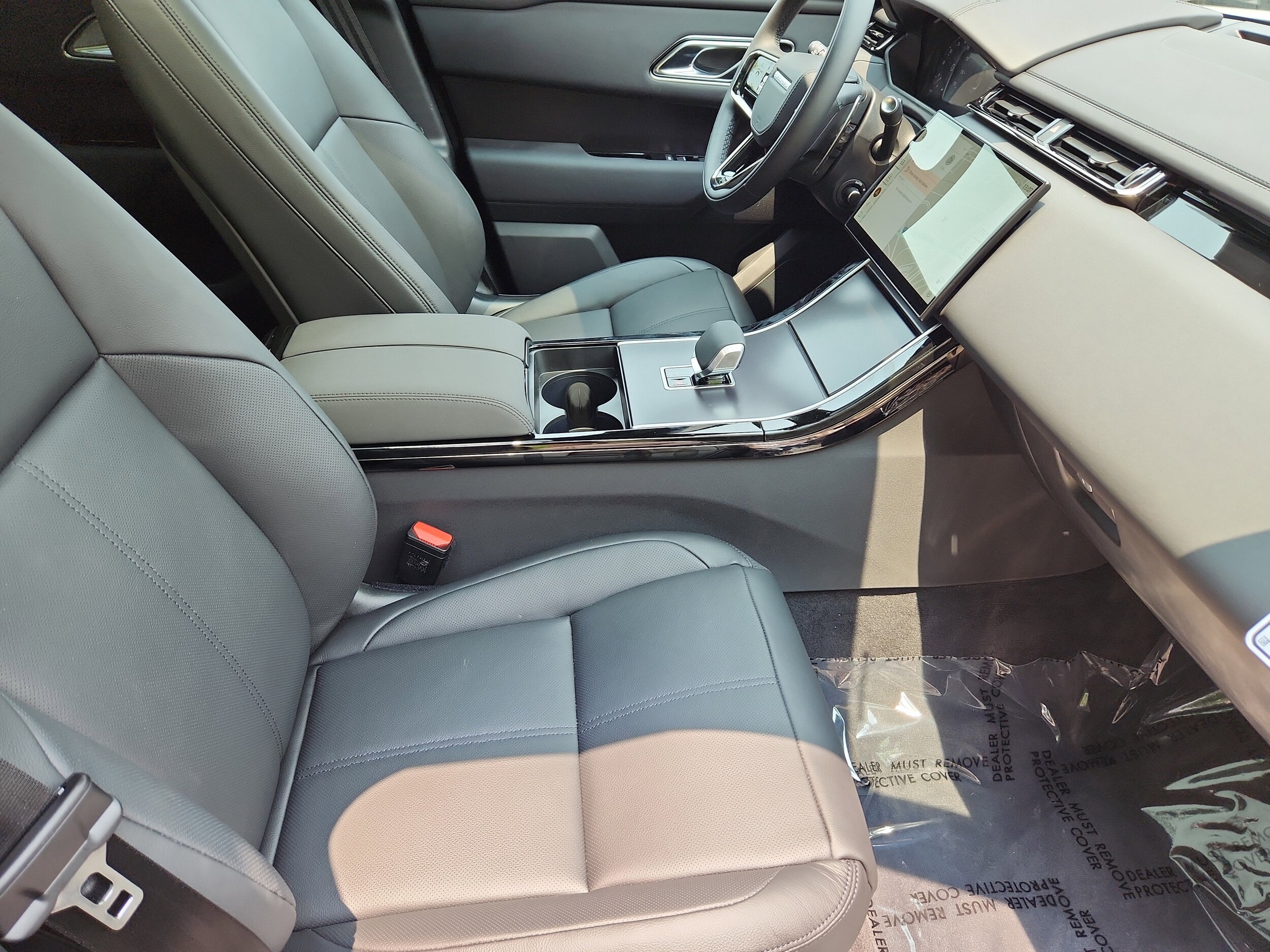 2026 Land Rover Range Rover Velar P250 Dynamic SE photo 3