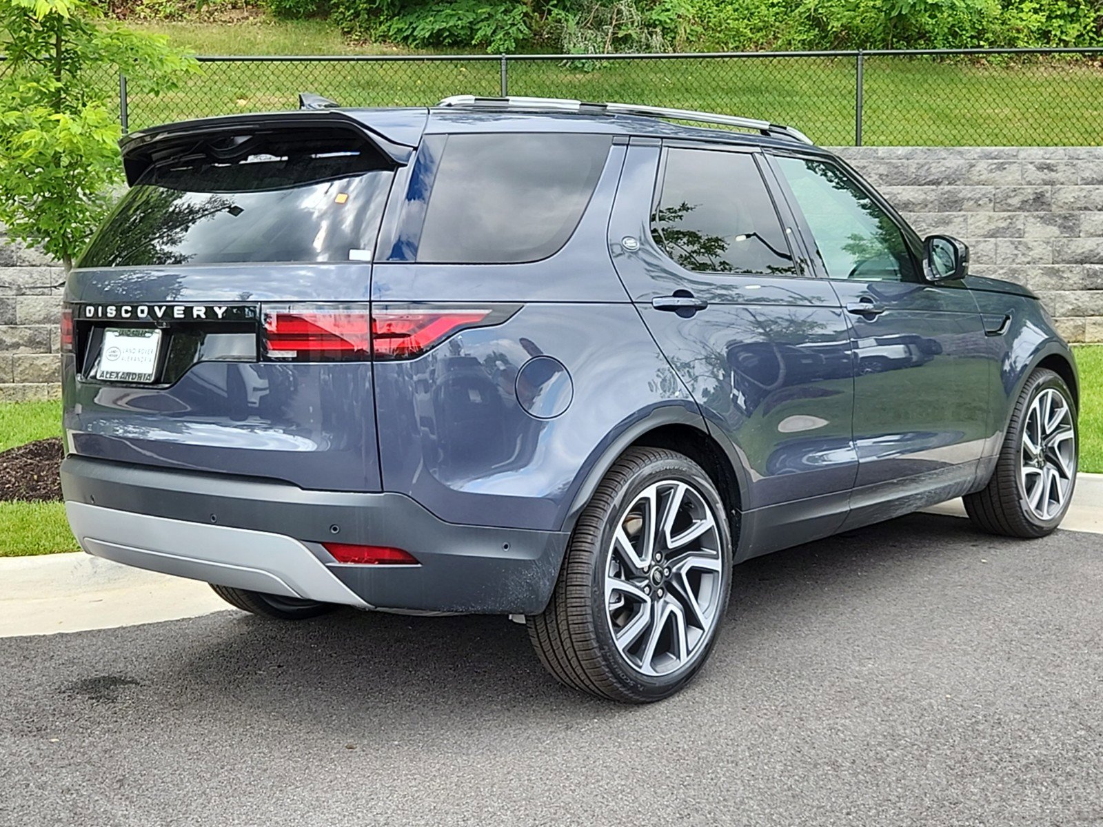 2024 Land Rover Discovery P300 S photo 2