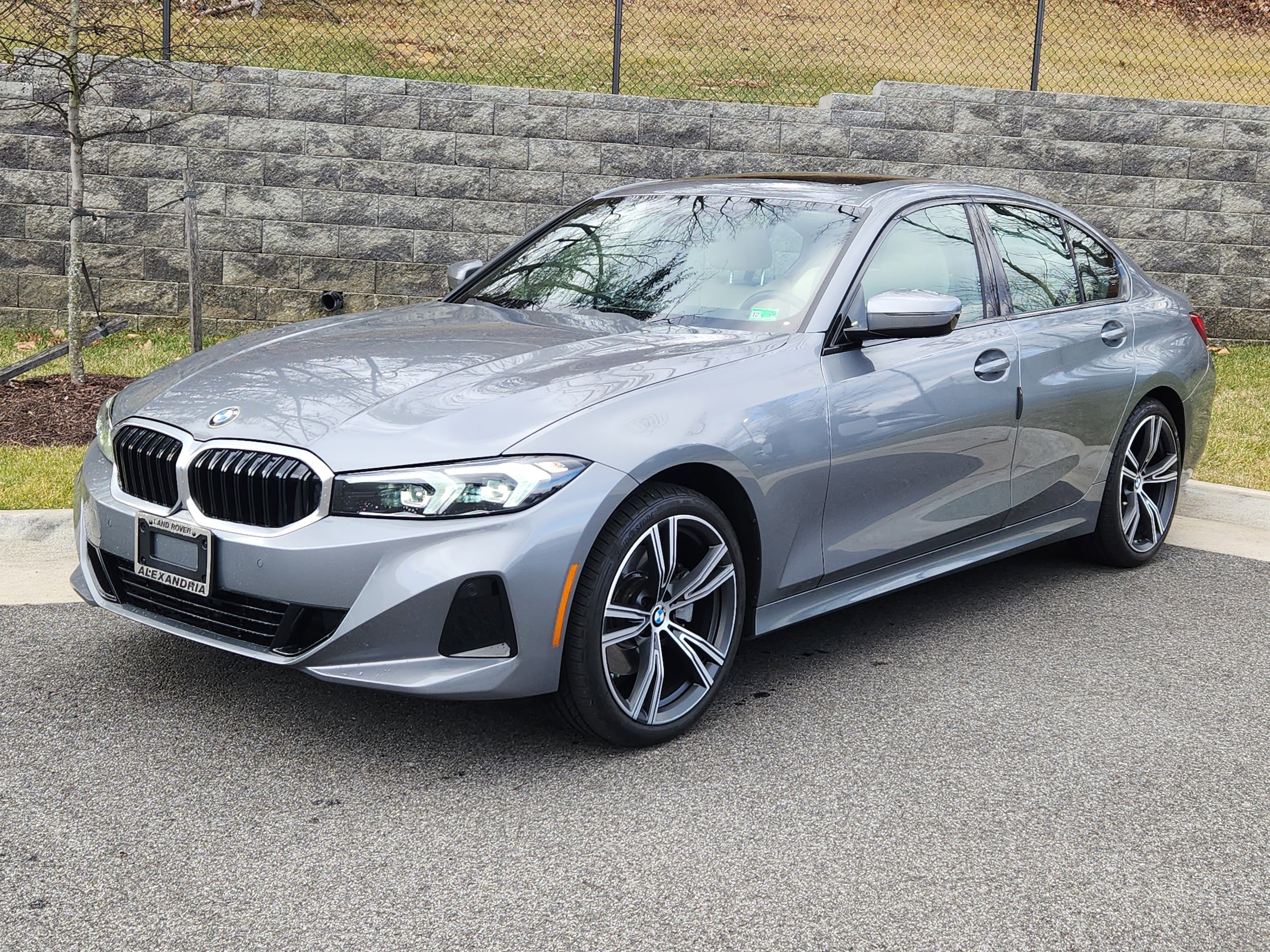 2023 BMW 3 Series 330i's photo