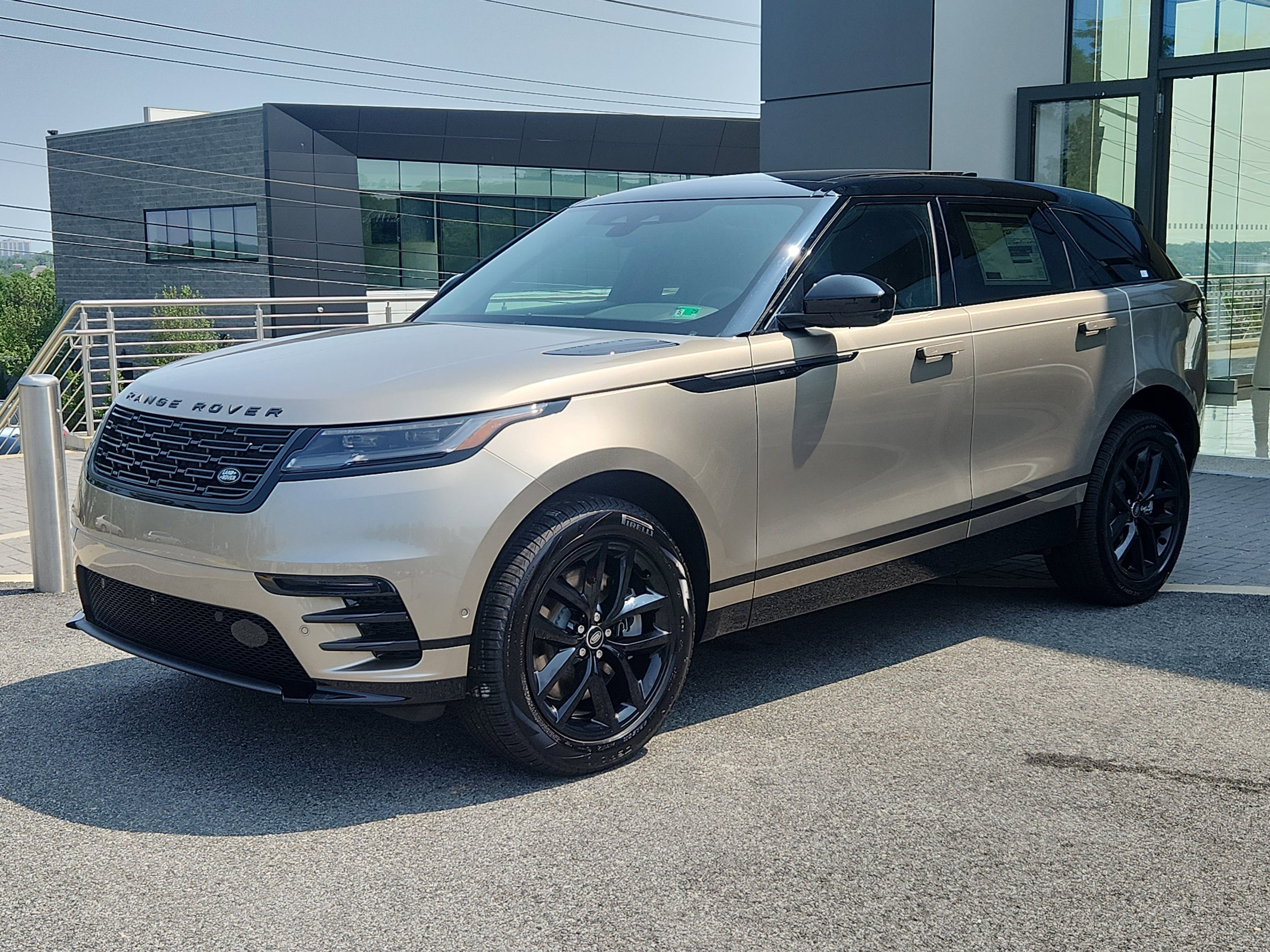 2026 Land Rover Range Rover Velar Dynamic SE's photo