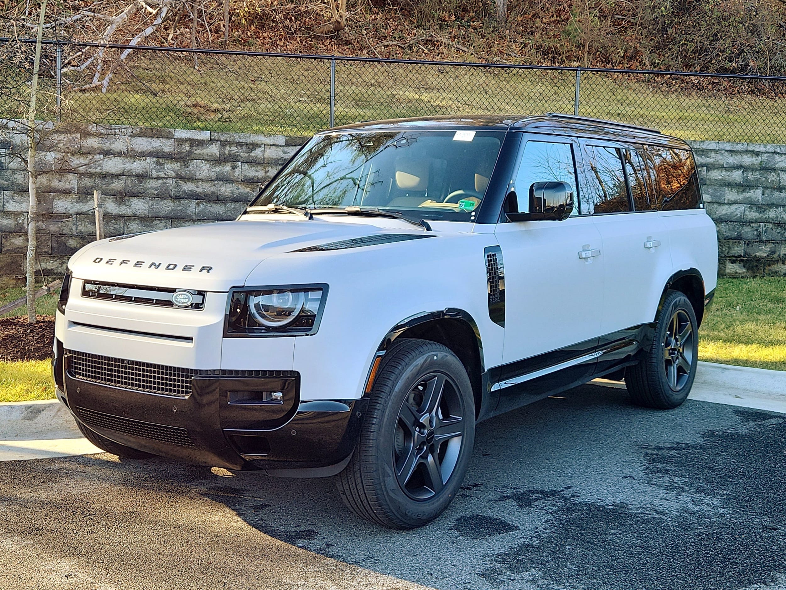 2026 Land Rover Defender X-Dynamic SE's photo