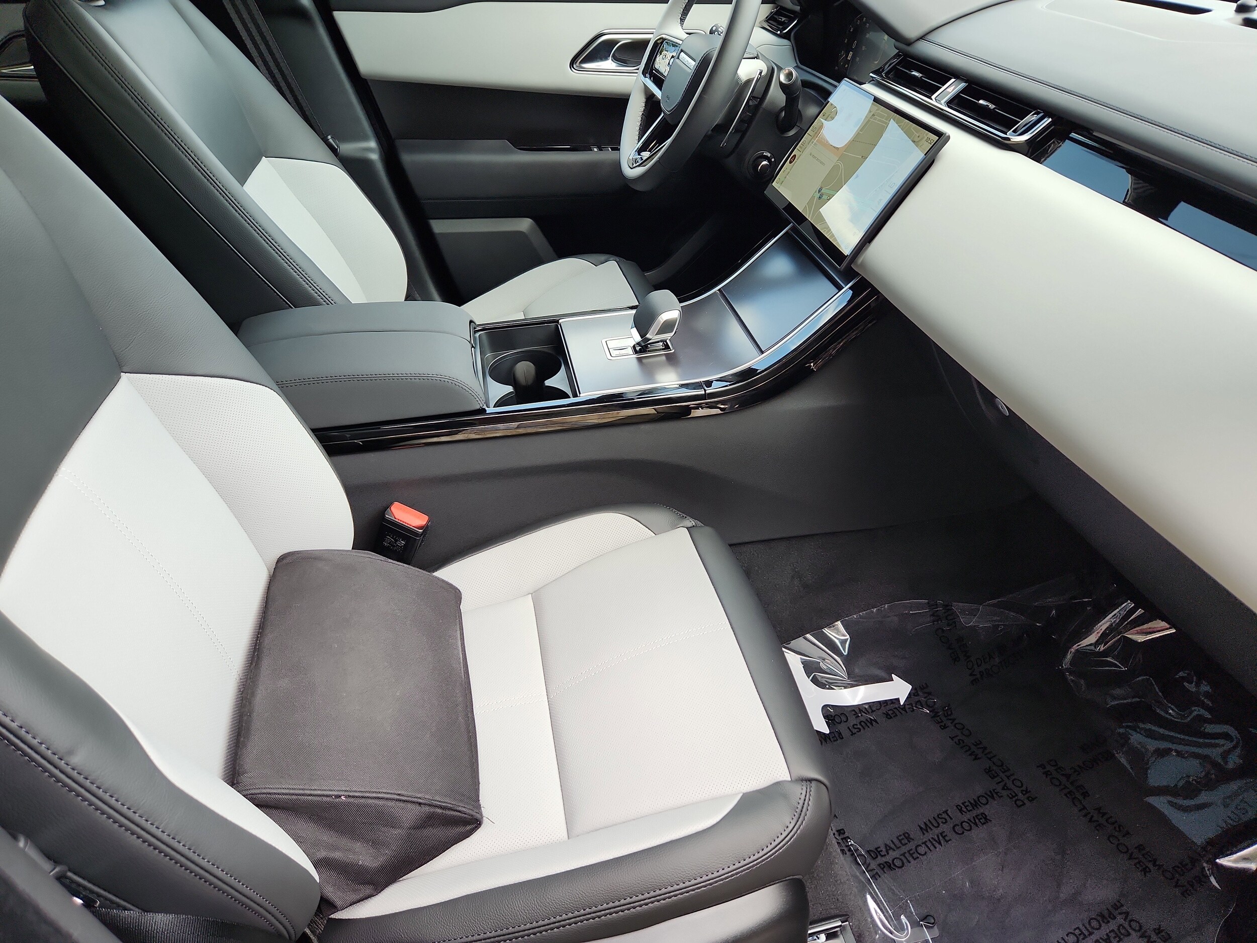 2026 Land Rover Range Rover Velar P250 Dynamic SE photo 2