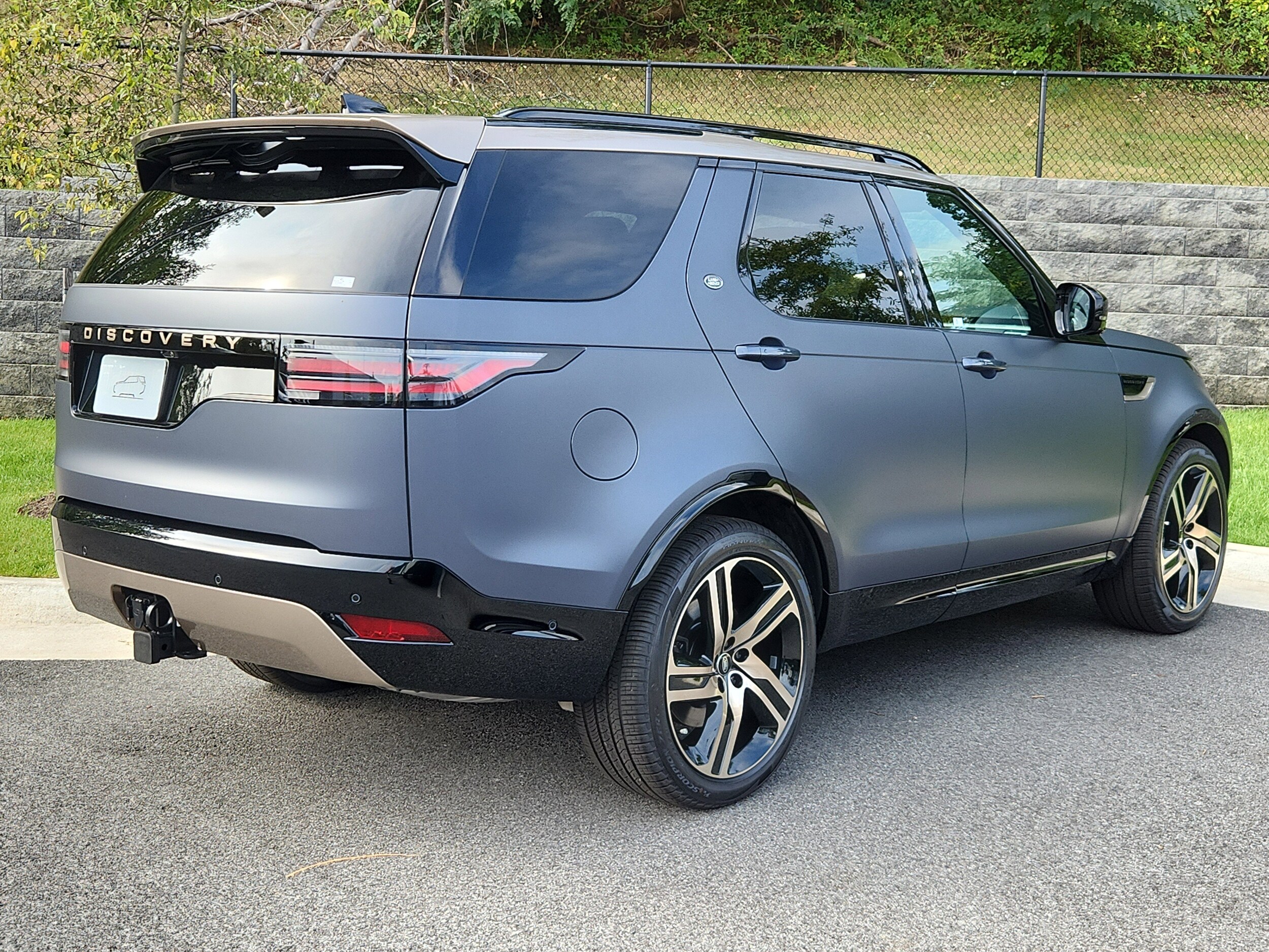 2026 Land Rover Discovery photo 2