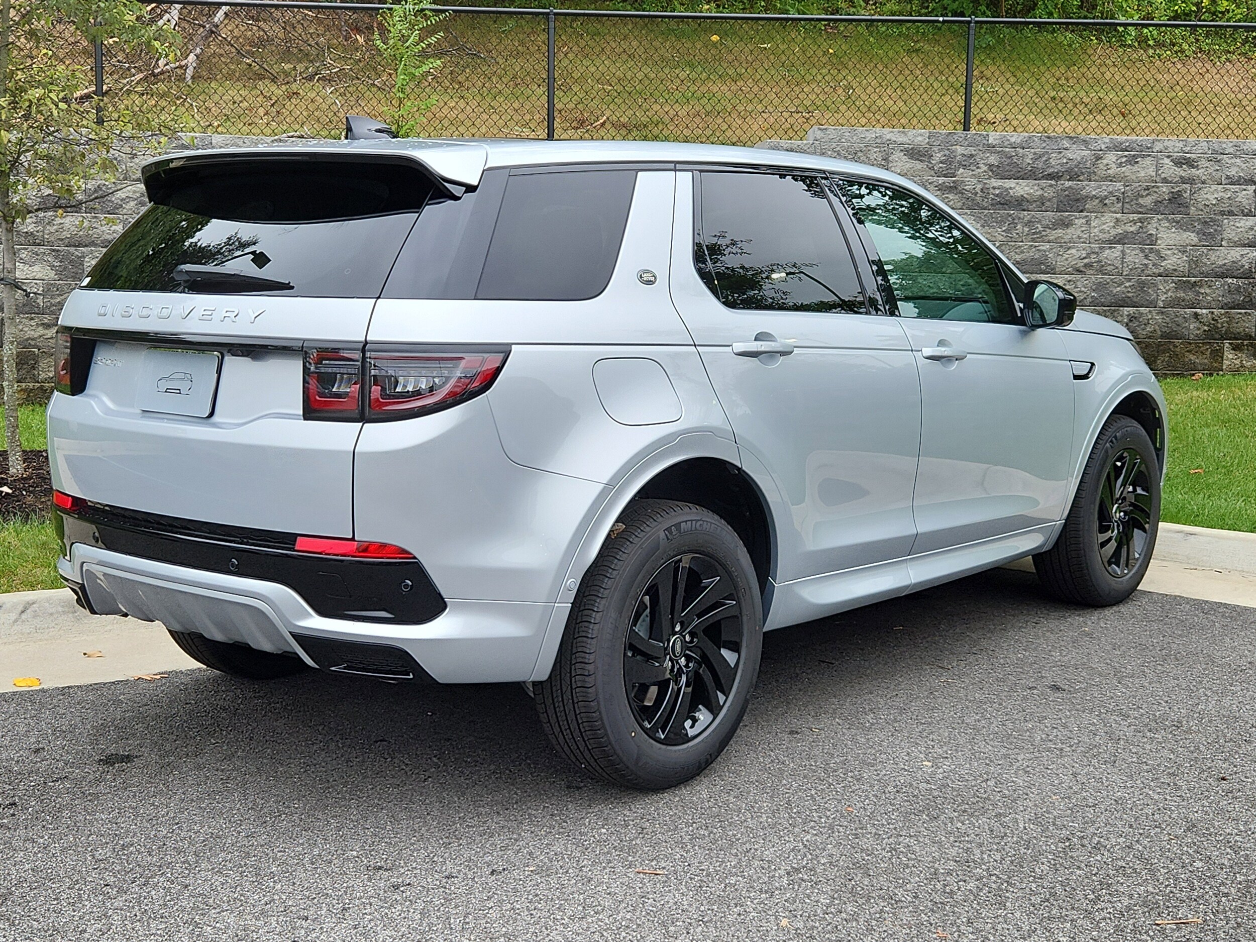 2025 Land Rover Discovery Sport S photo 2