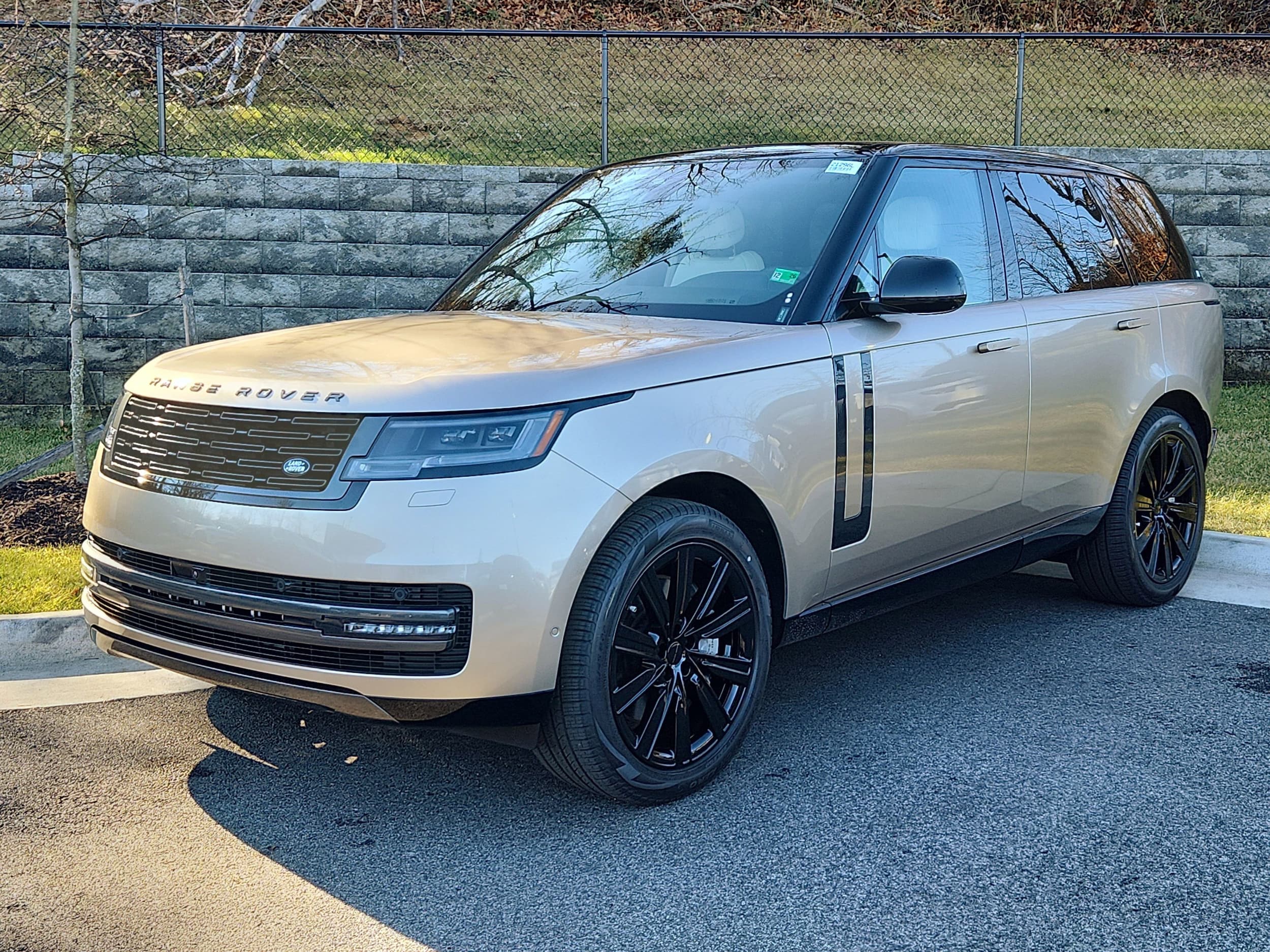 2026 Land Rover Range Rover SE's photo