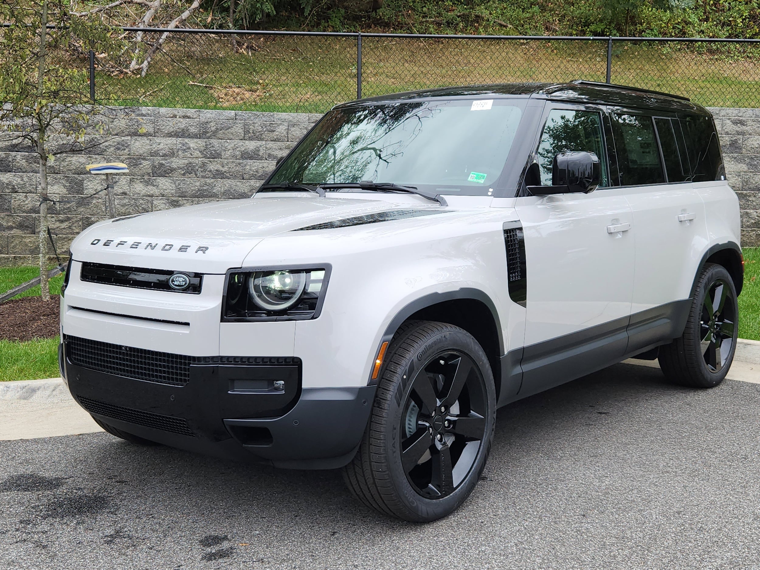 2026 Land Rover Defender S's photo