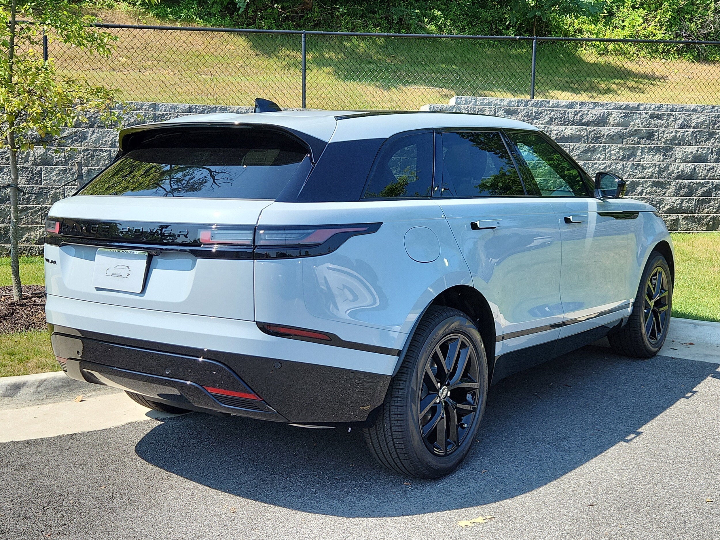 2026 Land Rover Range Rover Velar P250 Dynamic SE photo 2