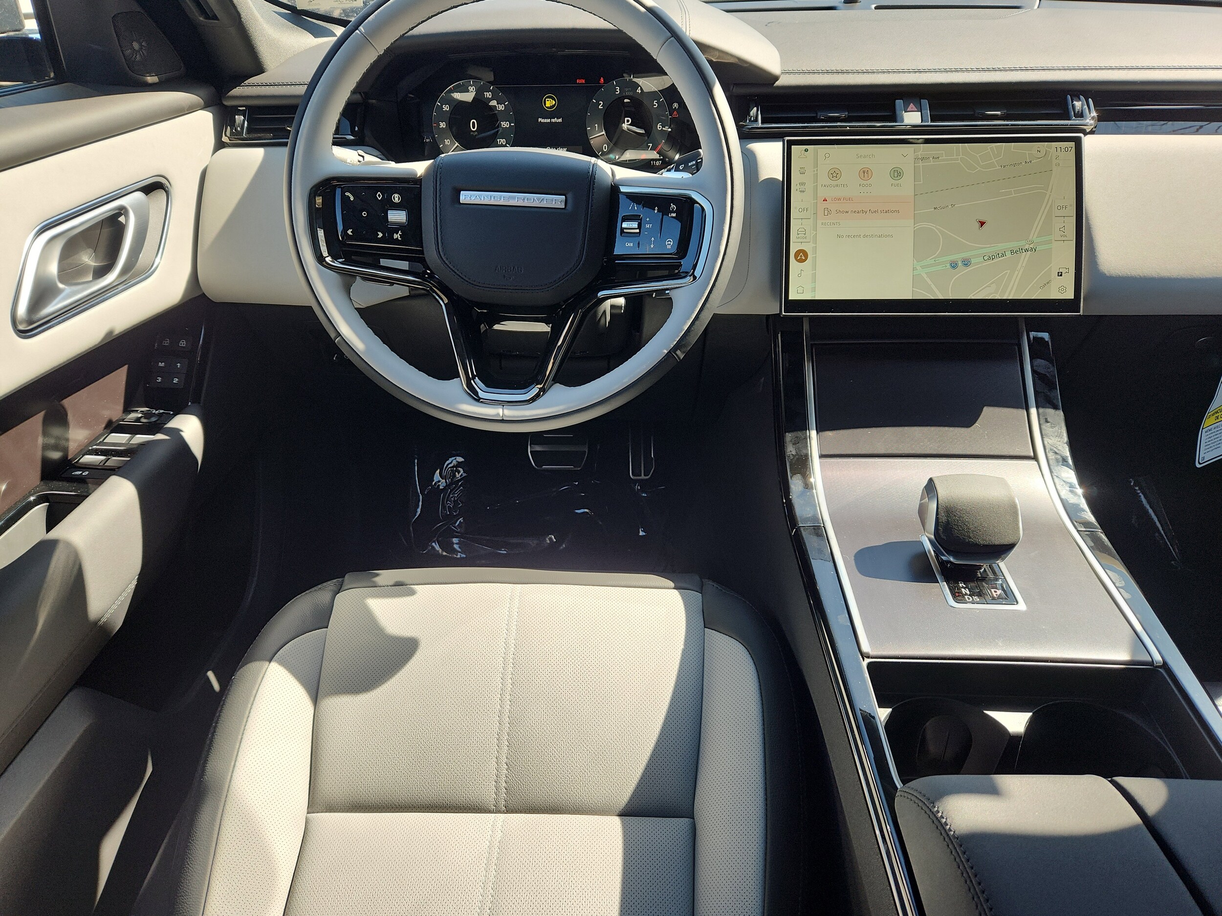 2026 Land Rover Range Rover Velar P250 Dynamic SE photo 3