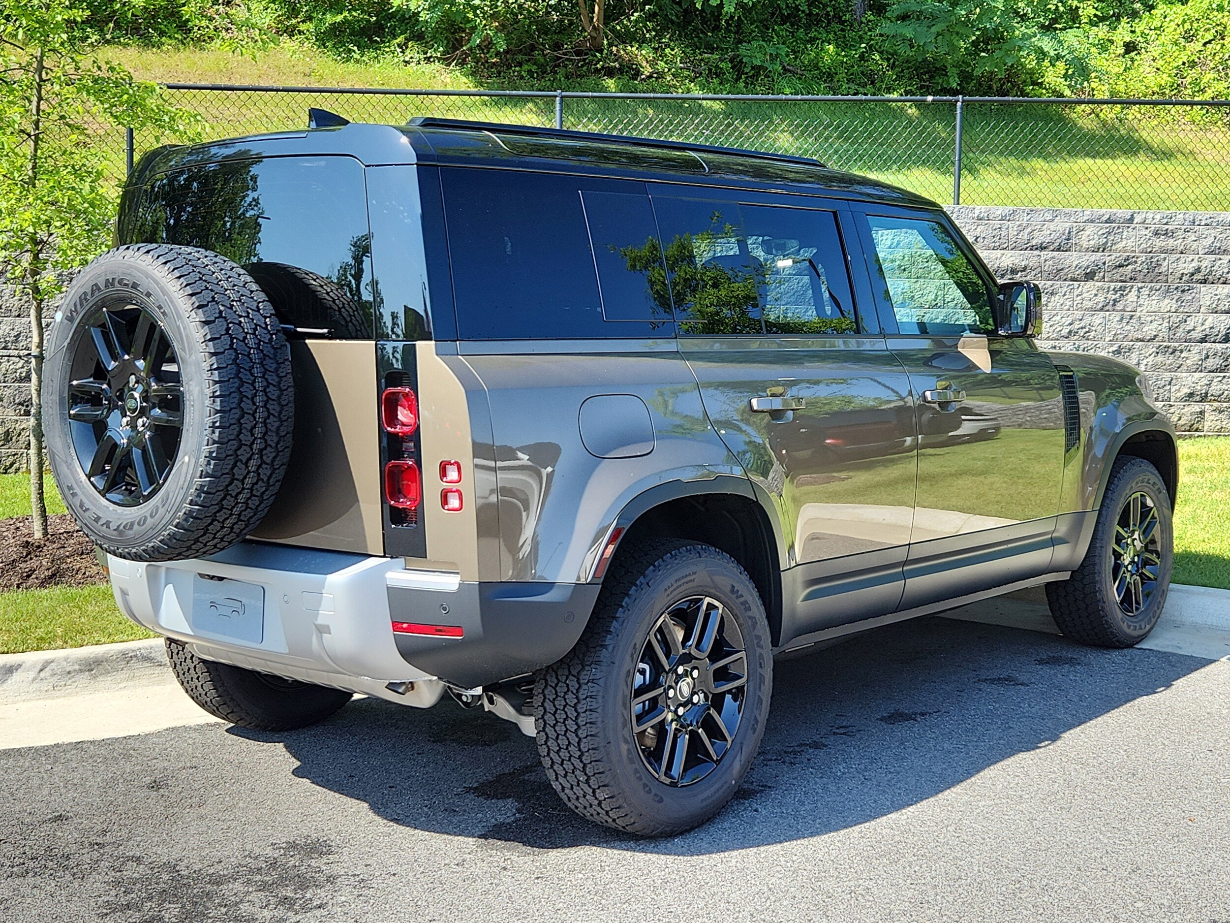2025 Land Rover Defender 110 S photo 2