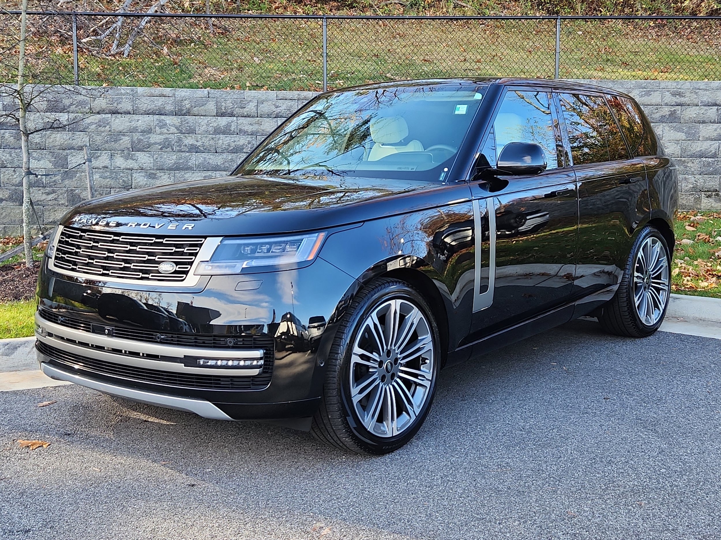 2024 Land Rover Range Rover SE's photo