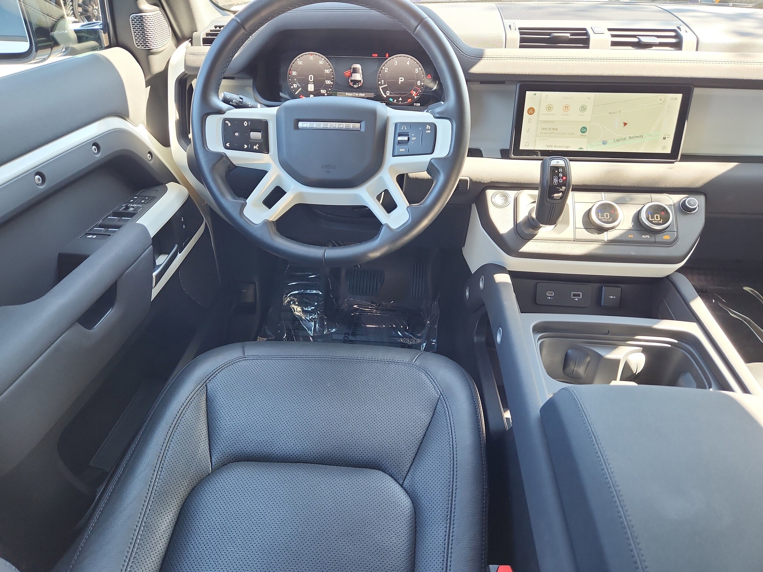 2023 Land Rover Defender 110 S photo 4