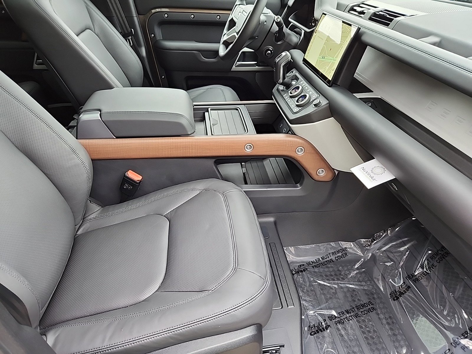 2024 Land Rover Defender 110 SE photo 3