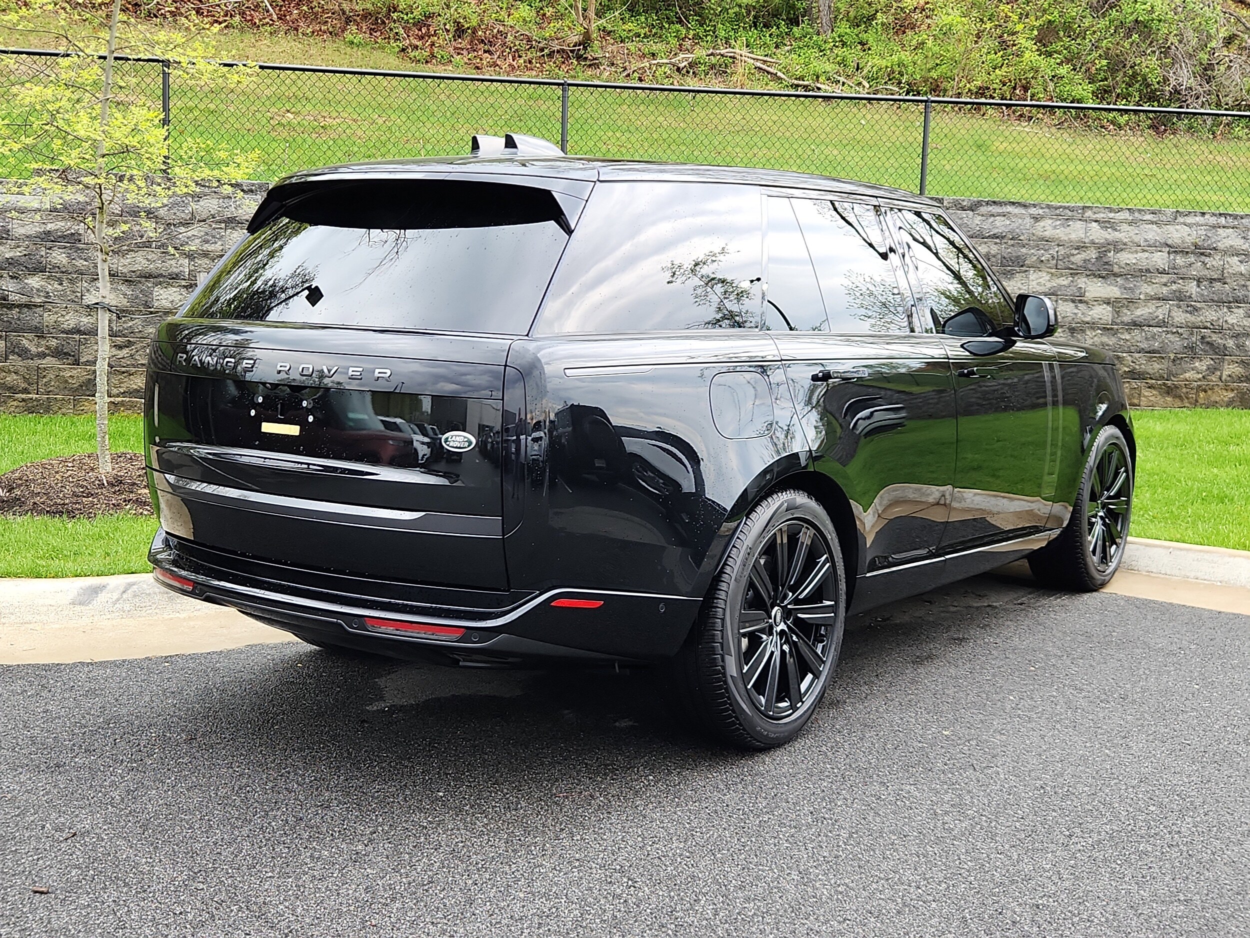 2023 Land Rover Range Rover SE photo 2