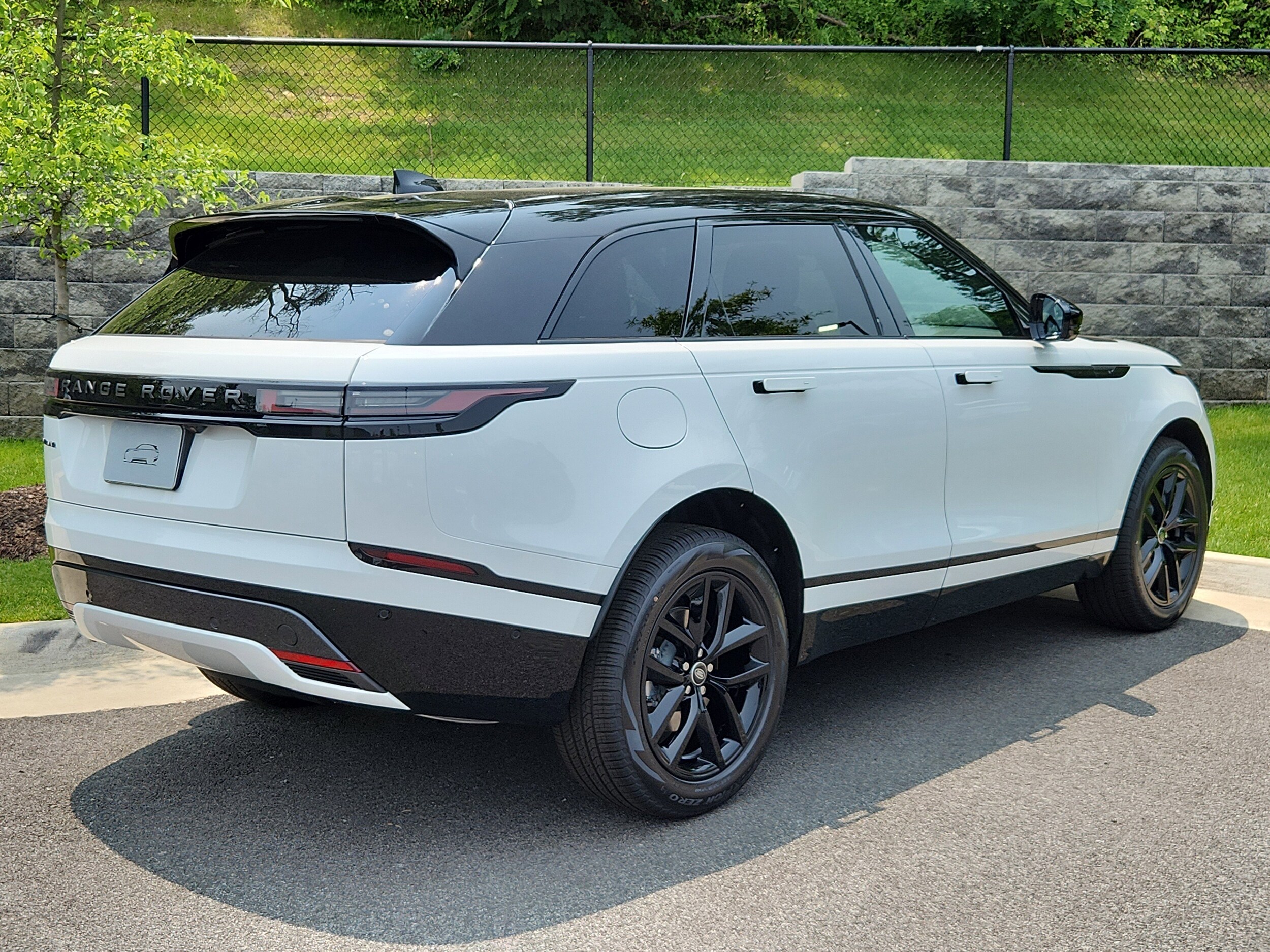 2026 Land Rover Range Rover Velar P250 Dynamic SE photo 2
