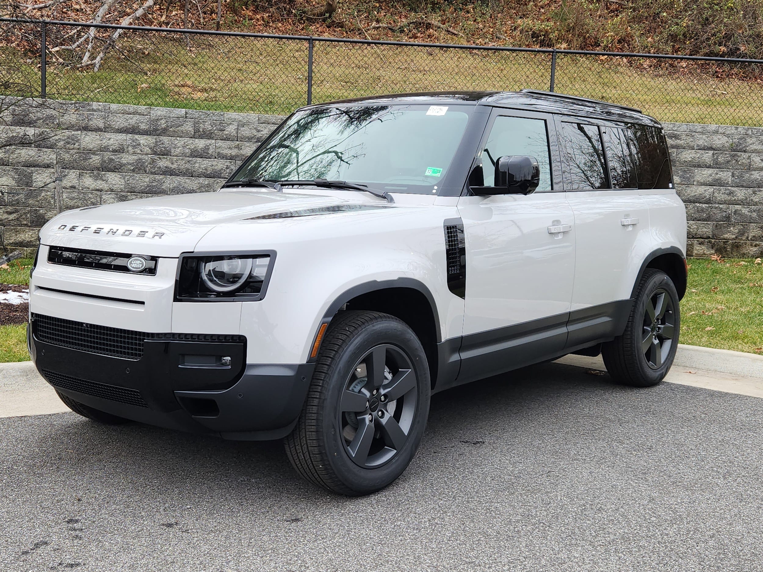 2026 Land Rover Defender S's photo