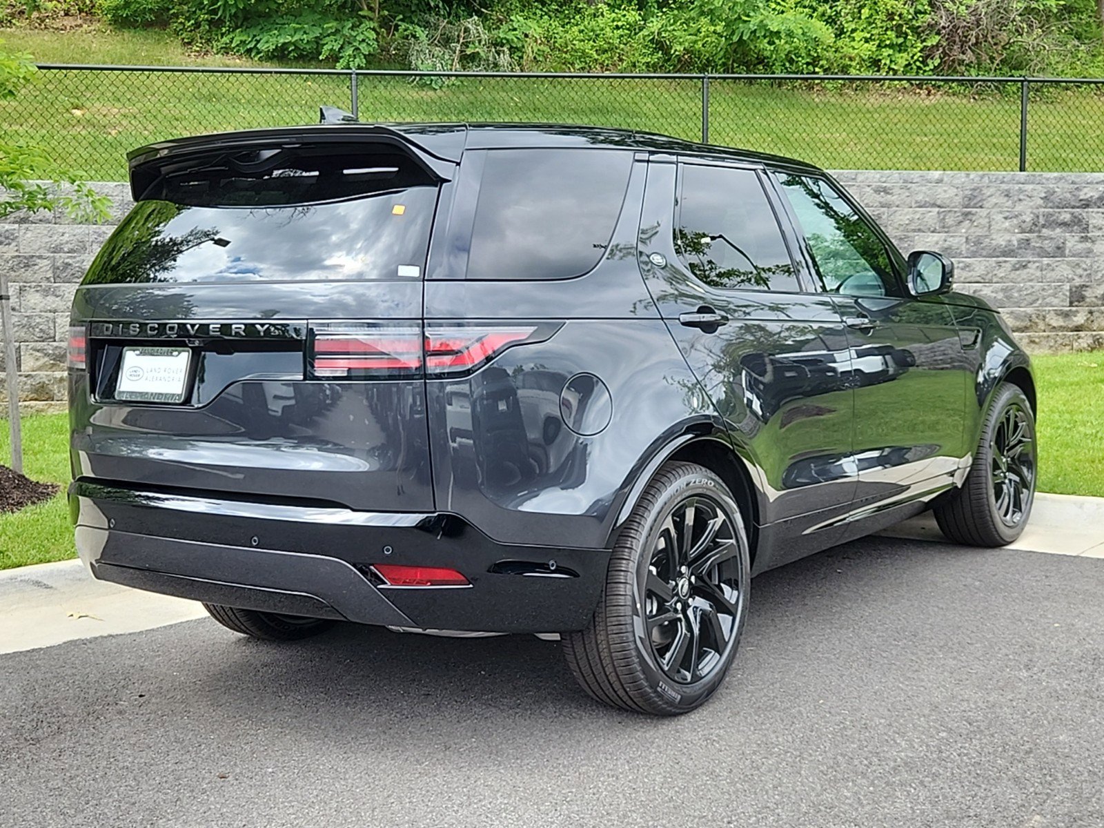 2024 Land Rover Discovery P300 Dynamic SE photo 2