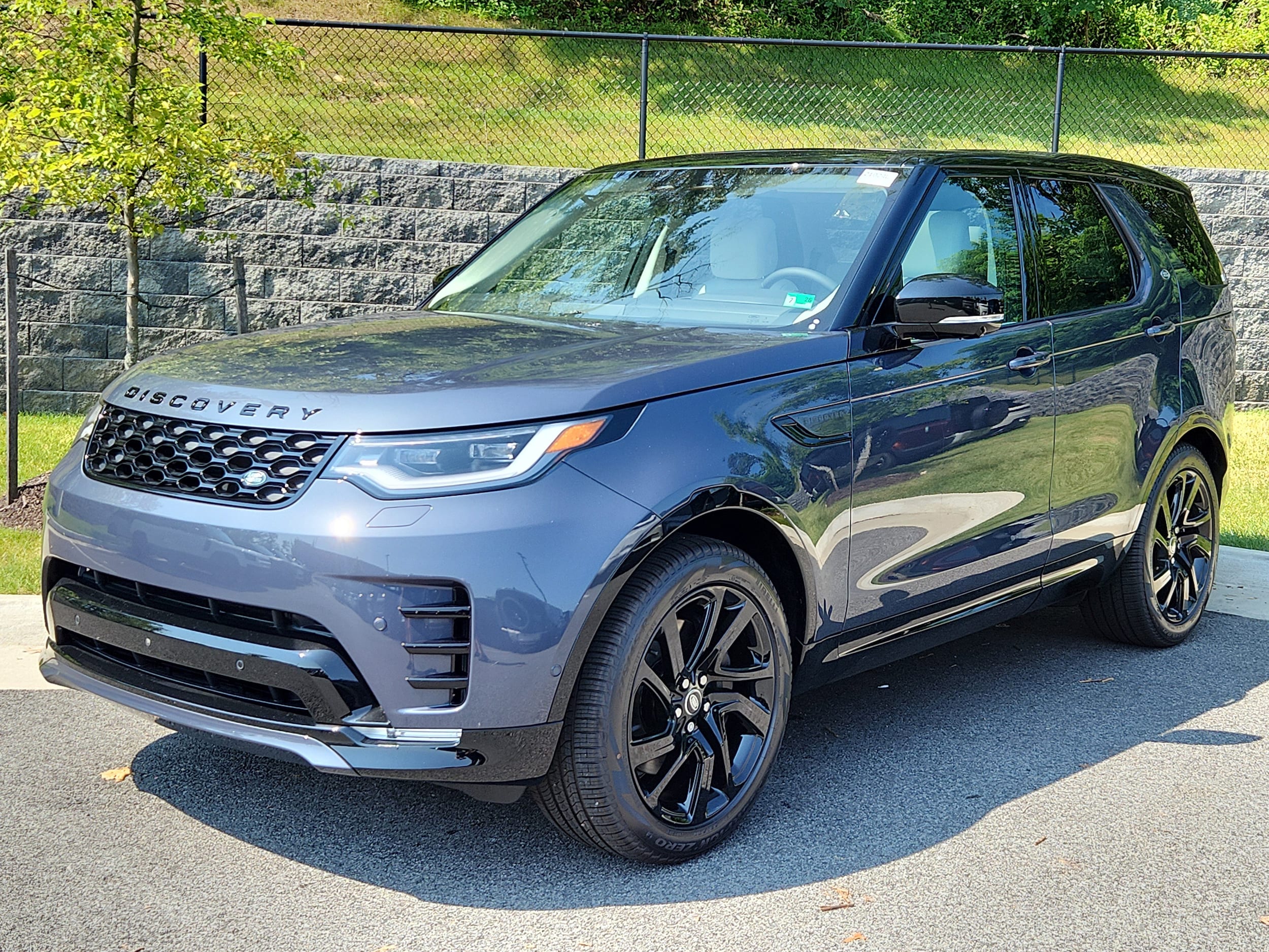 2025 Land Rover Discovery Dynamic SE's photo