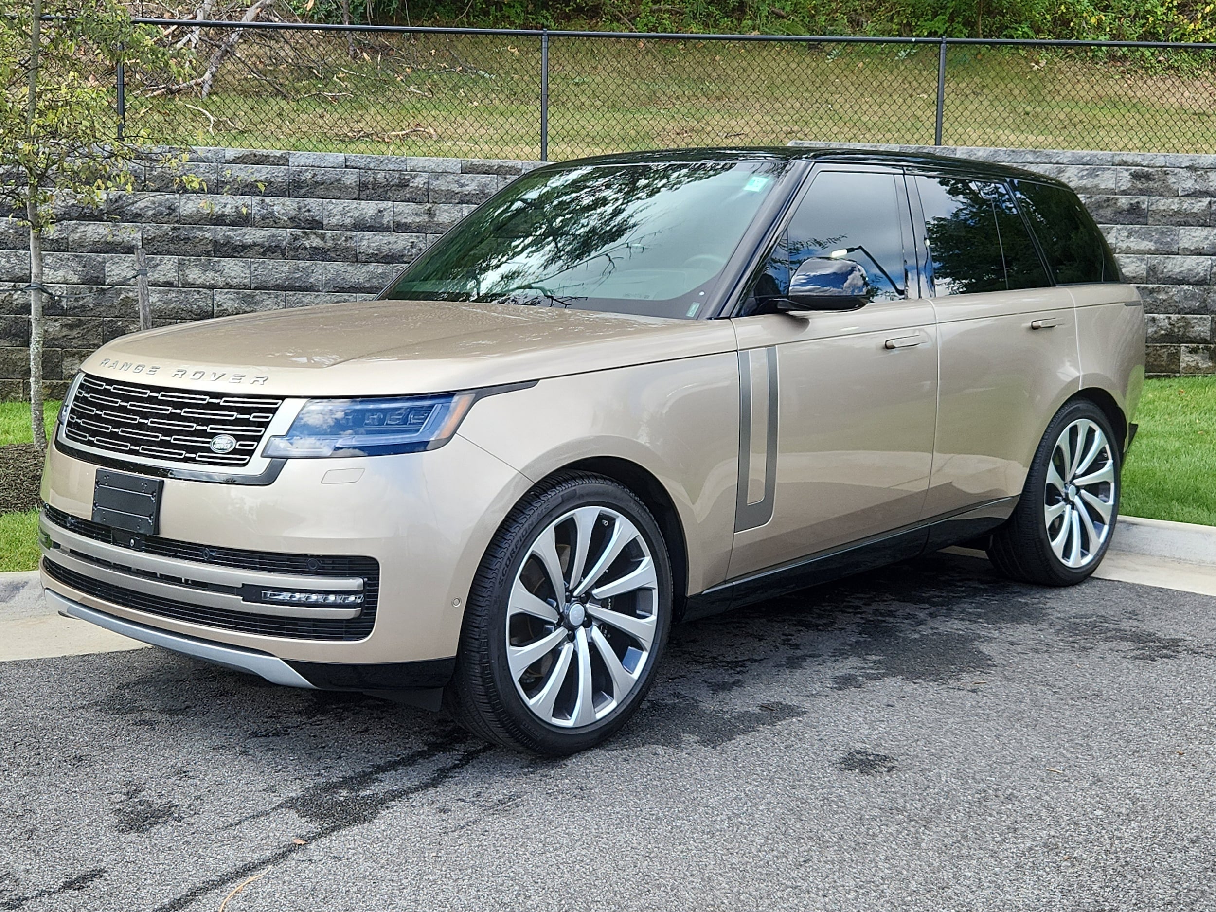 2025 Land Rover Range Rover SE's photo