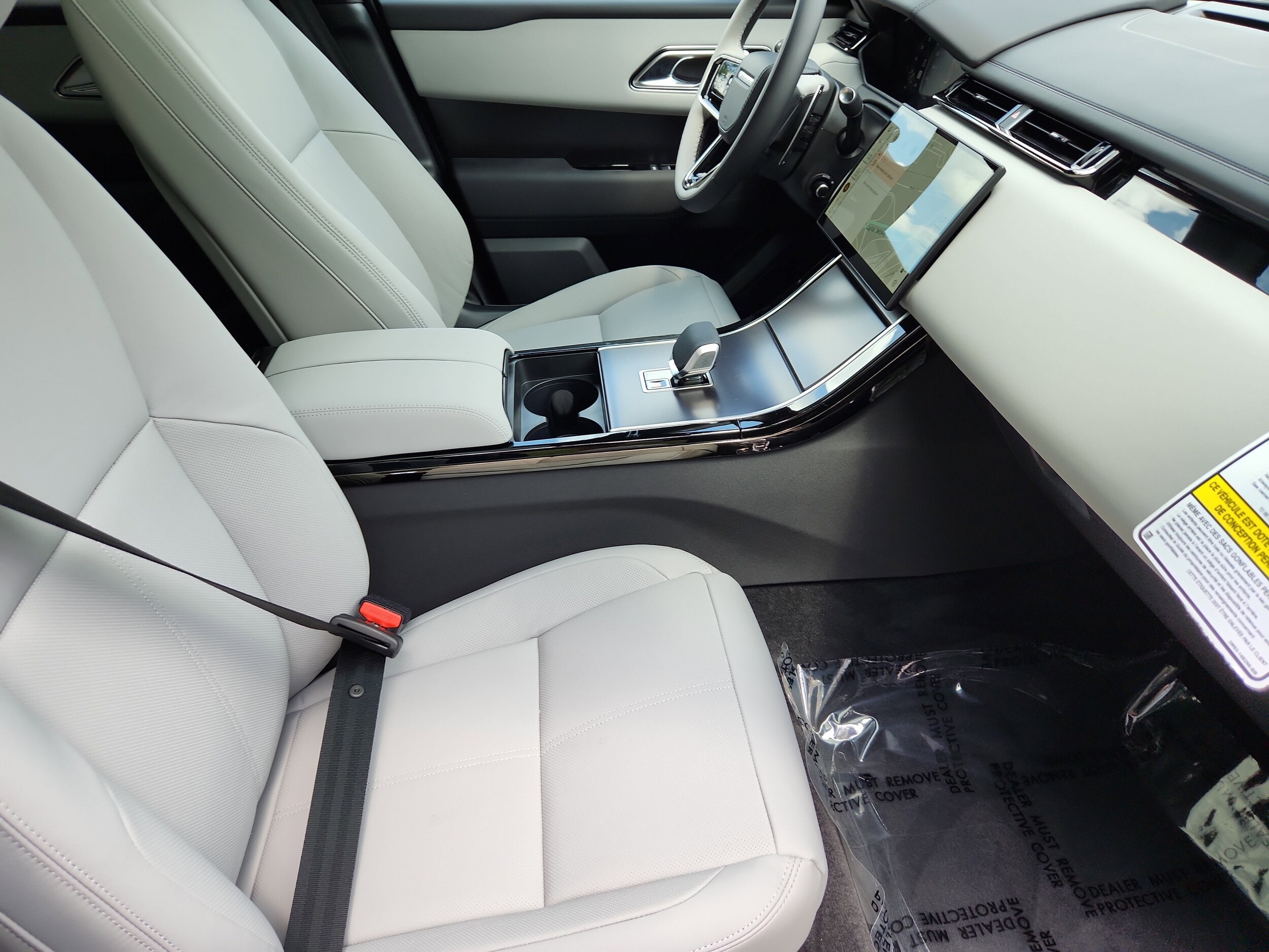 2026 Land Rover Range Rover Velar P250 Dynamic SE photo 2