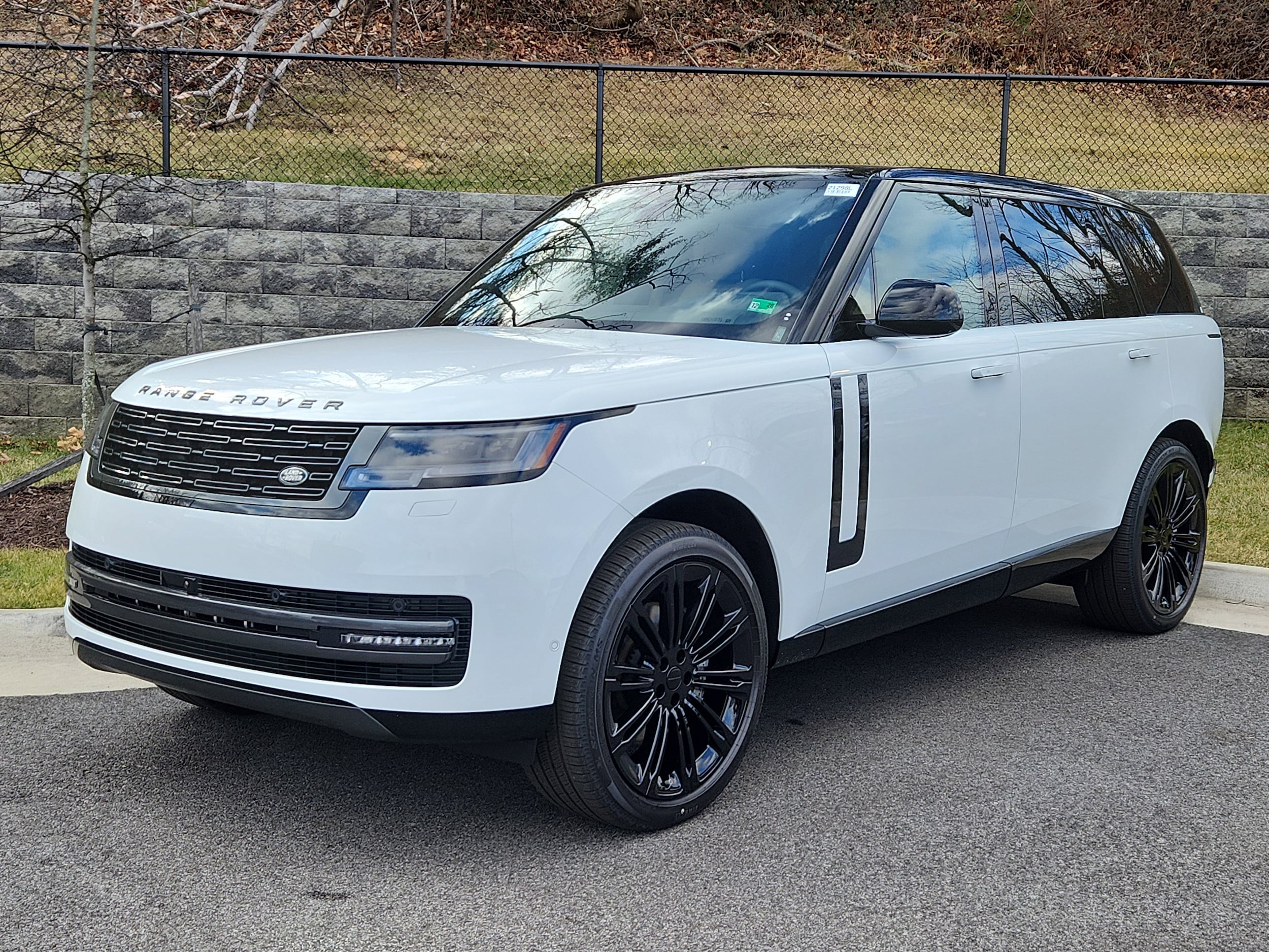 2026 Land Rover Range Rover SE's photo