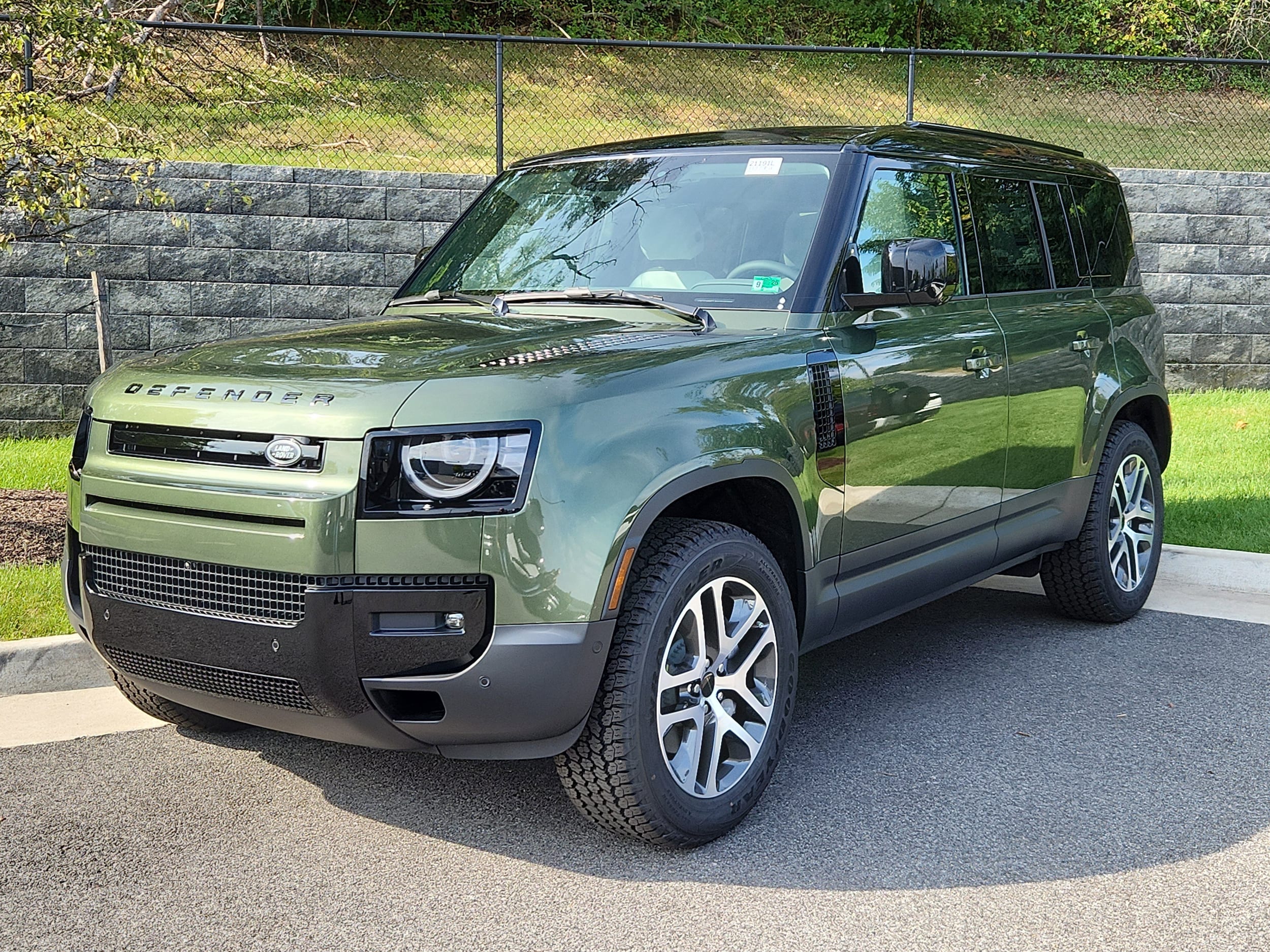 2026 Land Rover Defender S's photo