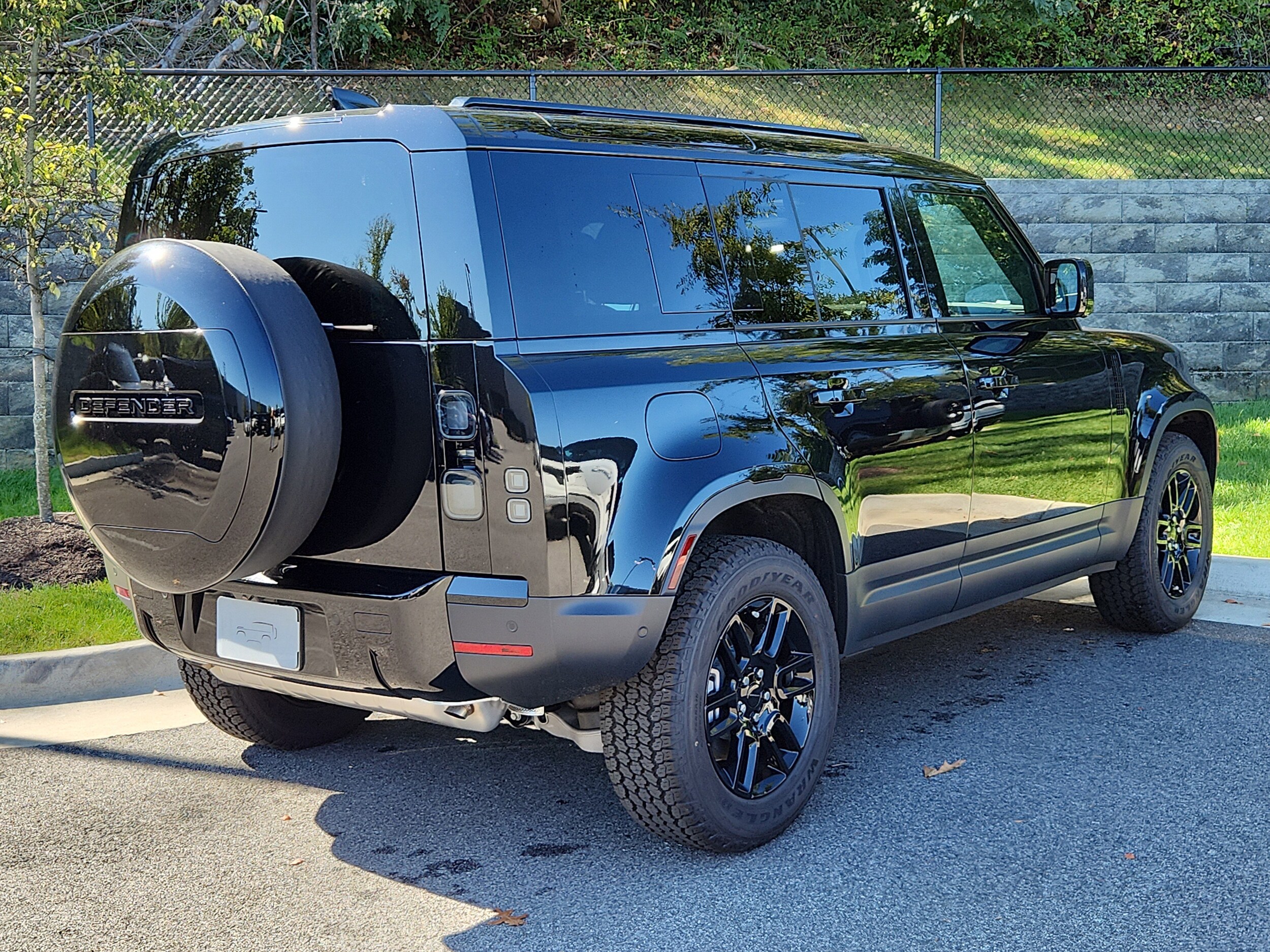 2026 Land Rover Defender 110 S photo 2