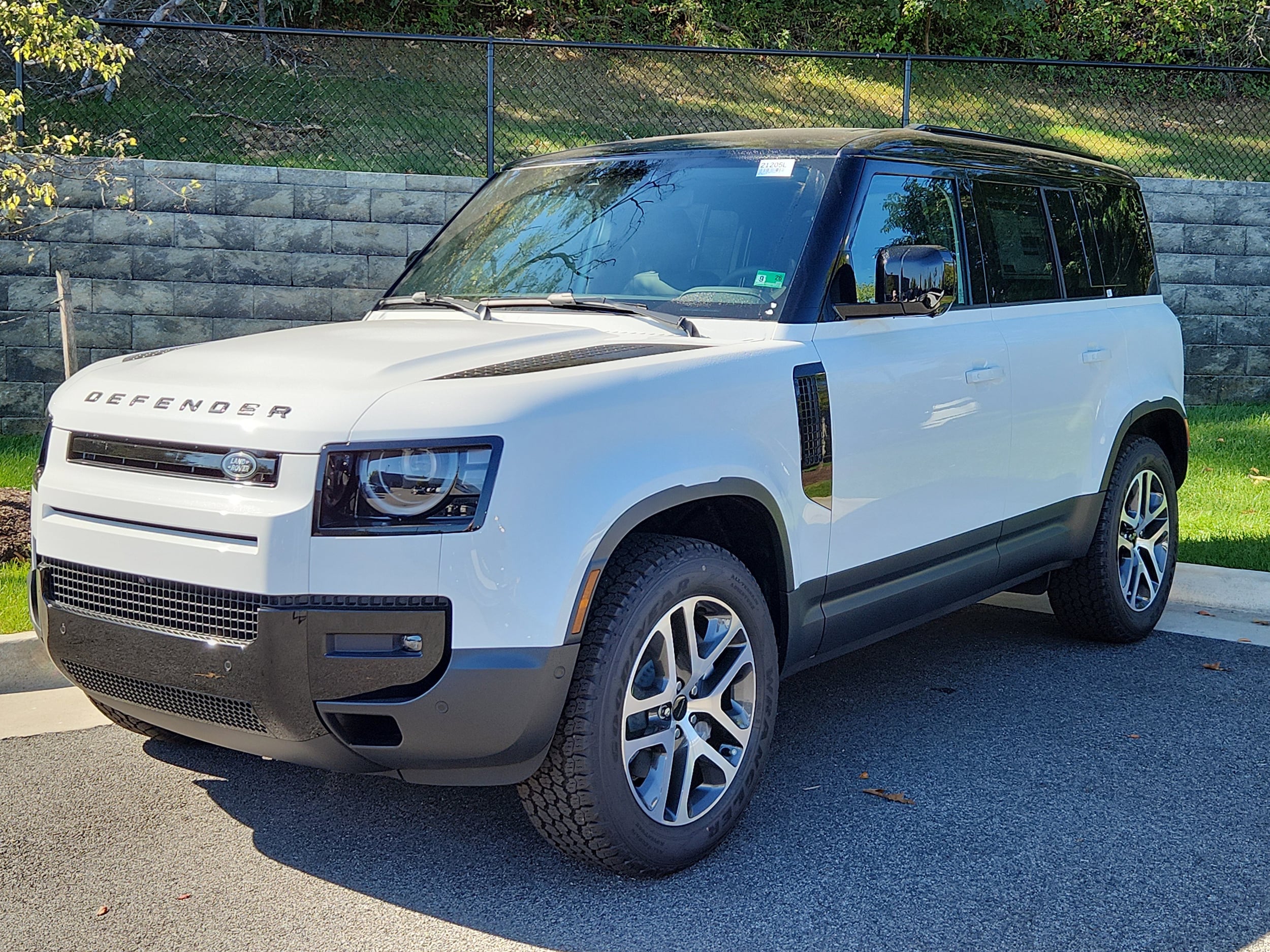 2026 Land Rover Defender S's photo