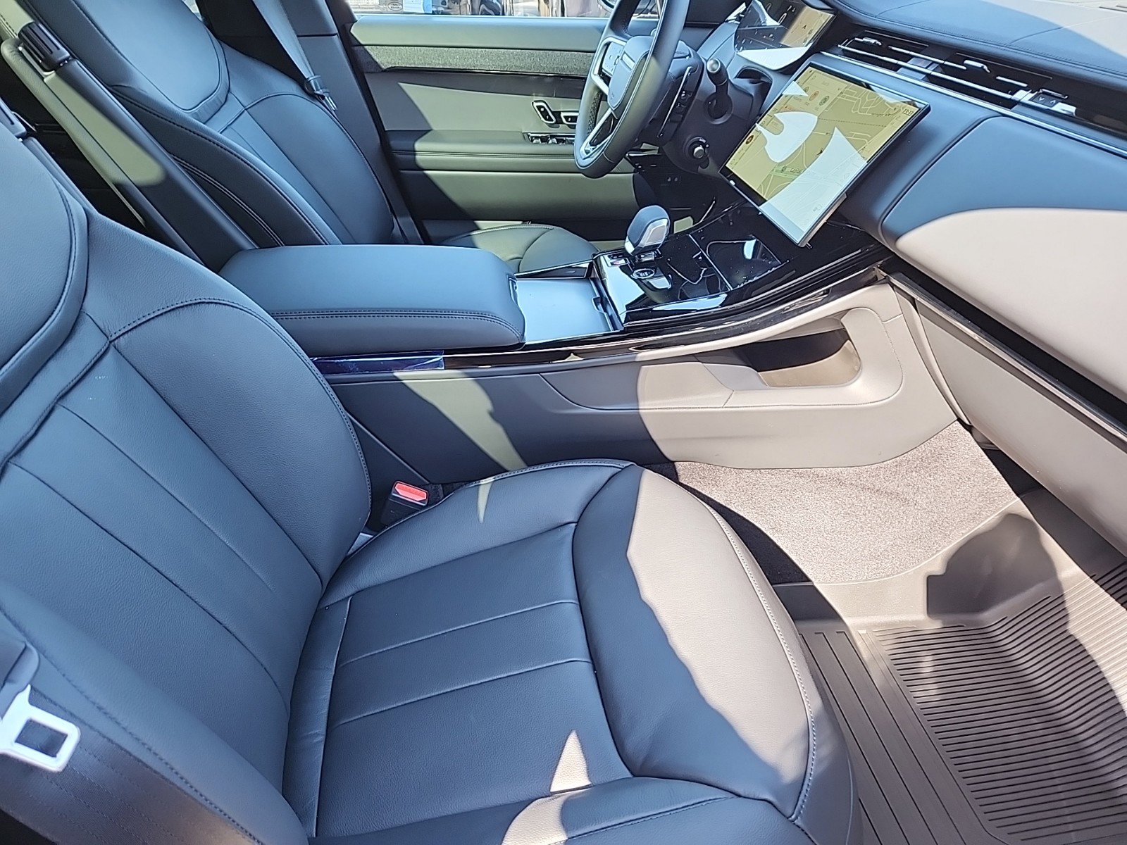 2025 Land Rover Range Rover Sport P360 S photo 3