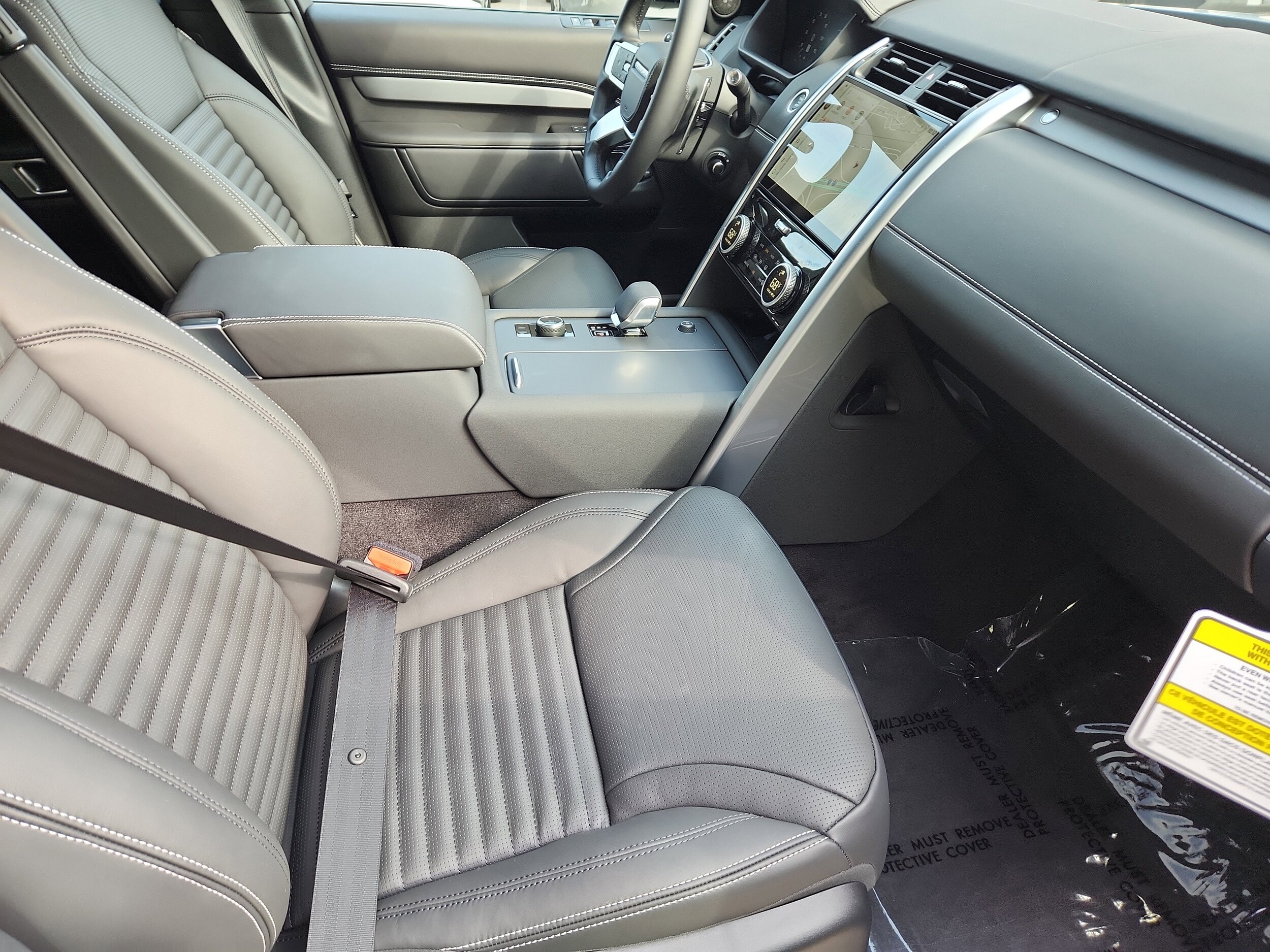 2026 Land Rover Discovery photo 3