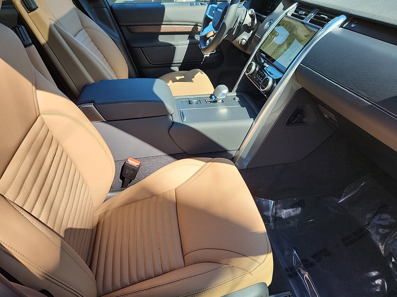 2024 Land Rover Discovery P300 Dynamic SE photo 3