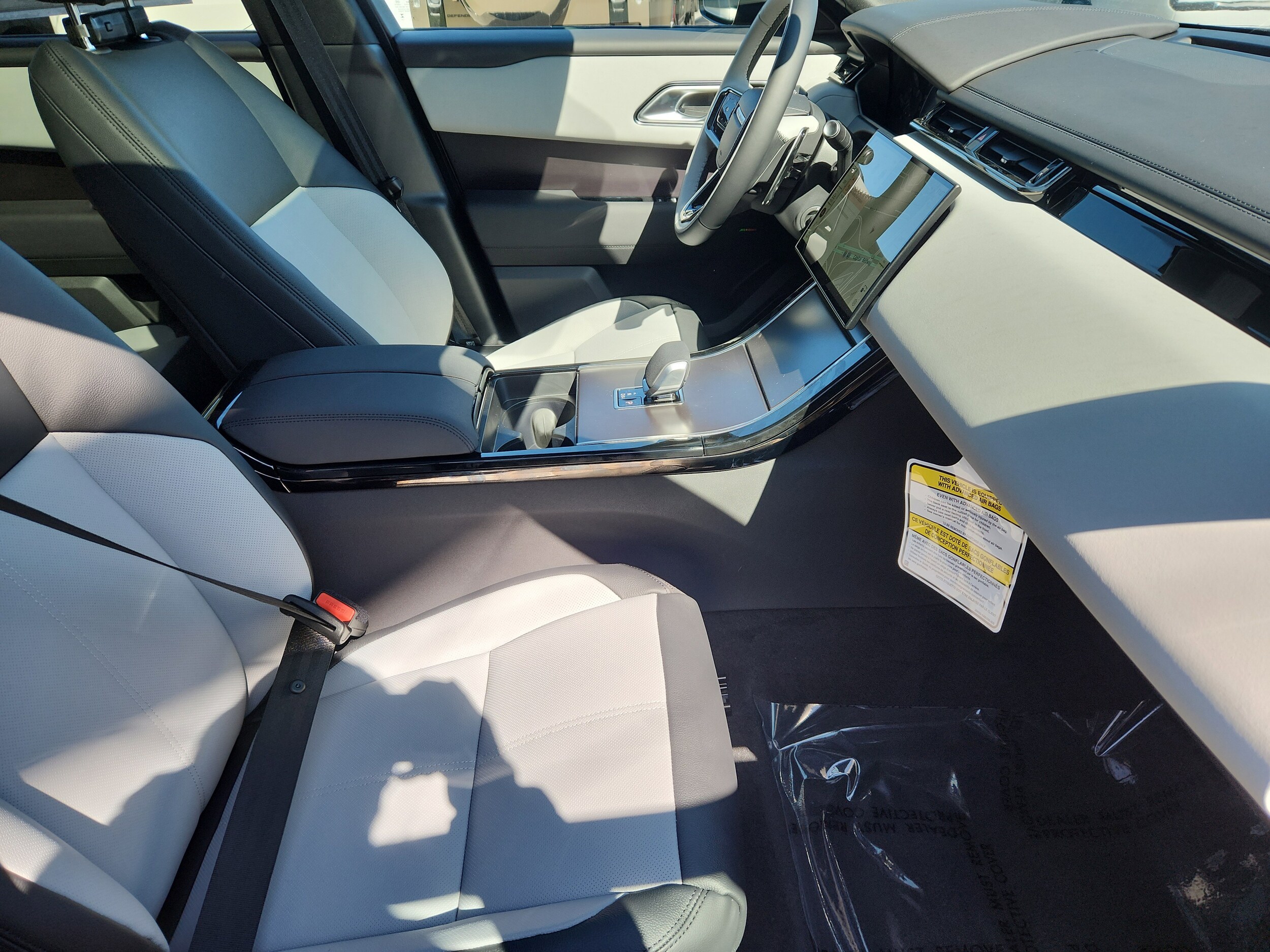 2026 Land Rover Range Rover Velar P250 Dynamic SE photo 2