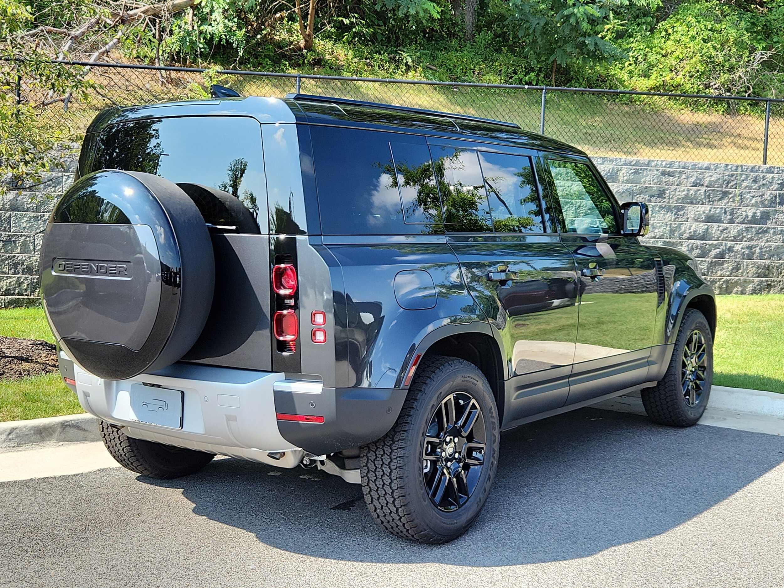 2025 Land Rover Defender 110 S photo 2
