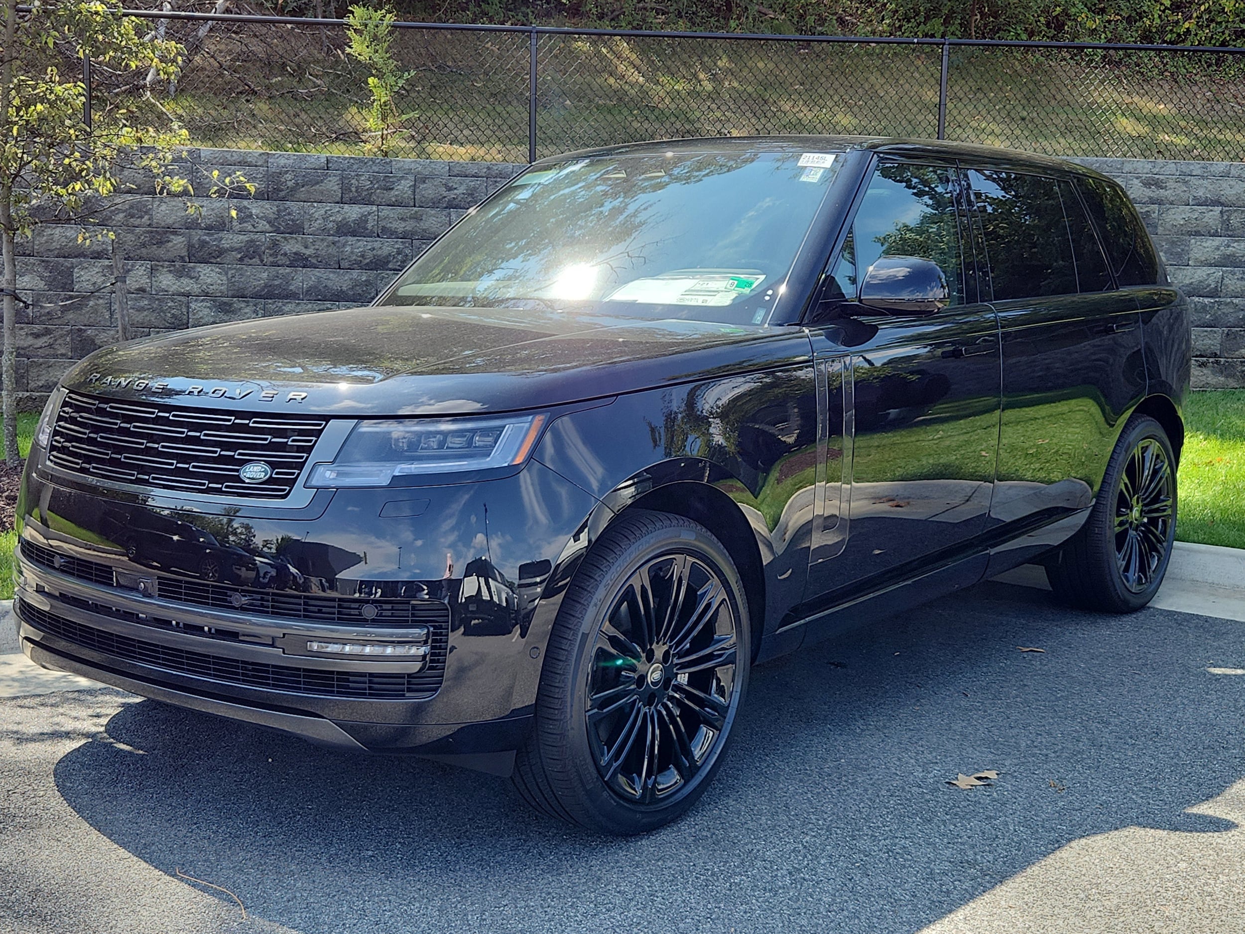 2025 Land Rover Range Rover SE's photo