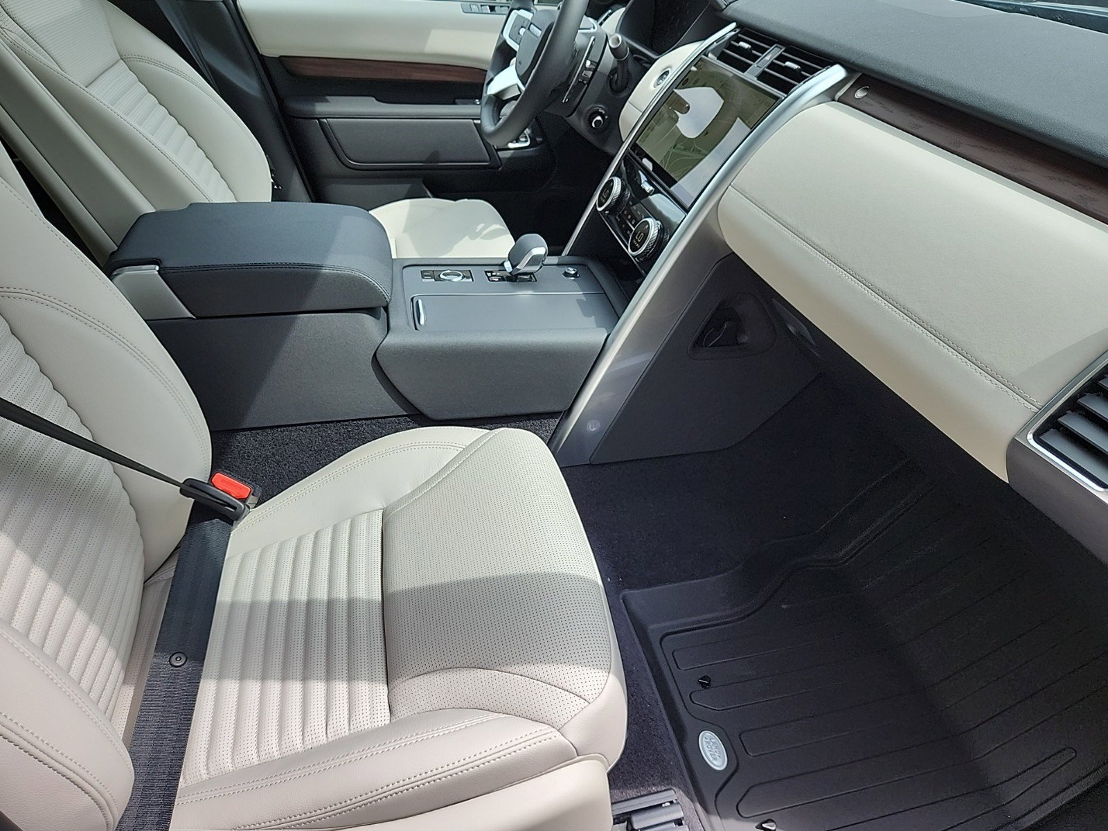2024 Land Rover Discovery P300 S photo 3
