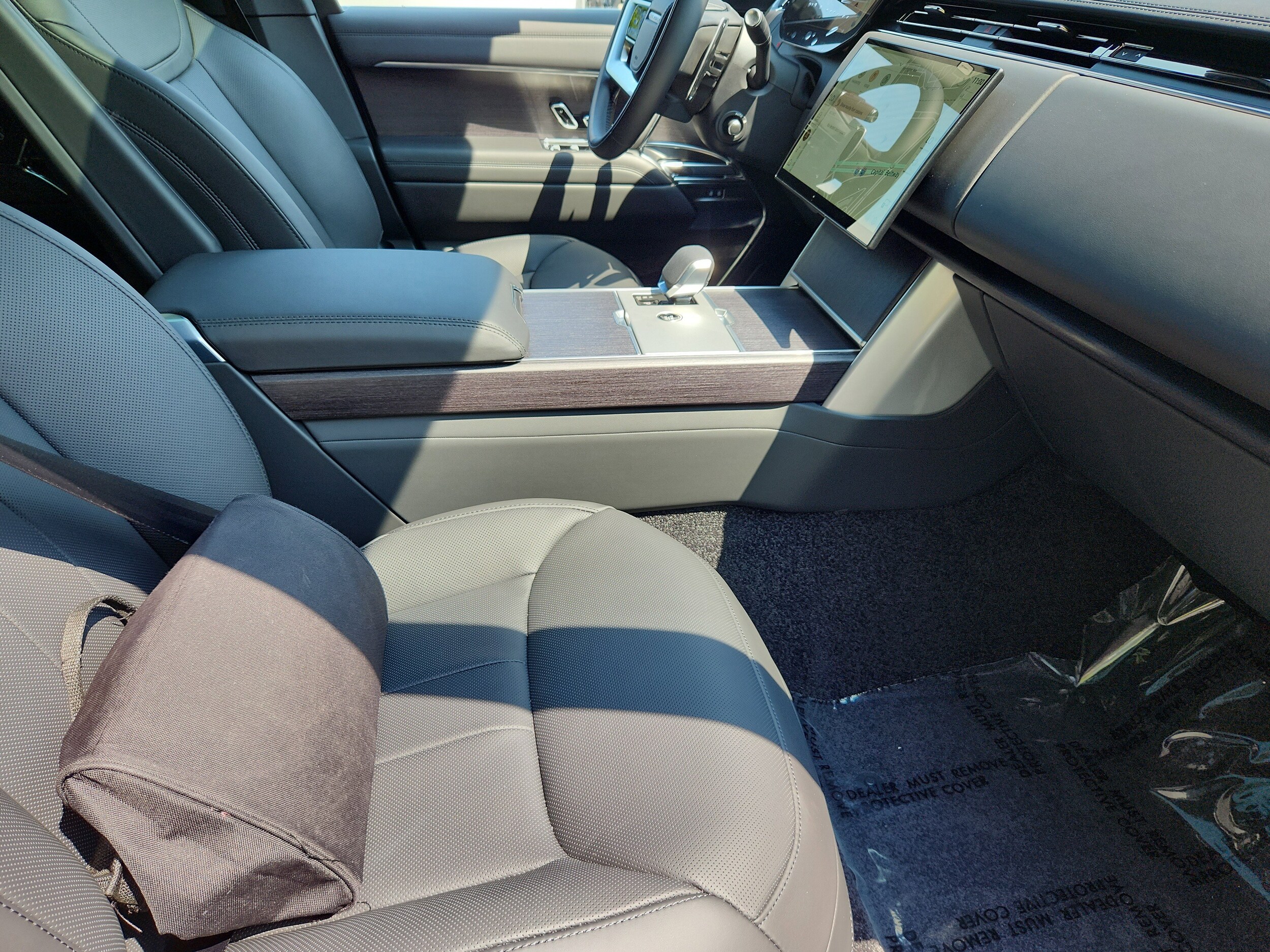 2025 Land Rover Range Rover SE photo 2