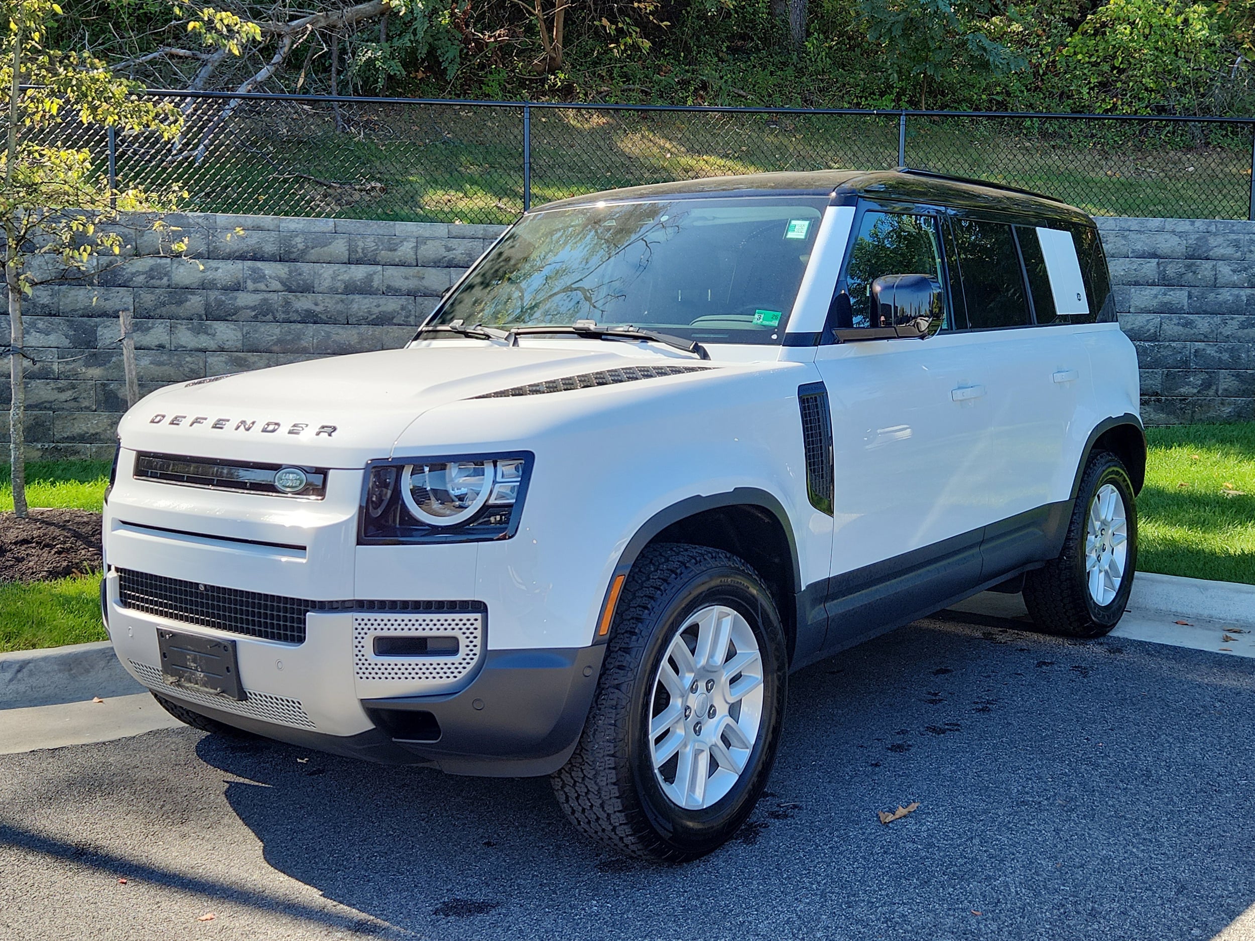 2023 Land Rover Defender S's photo