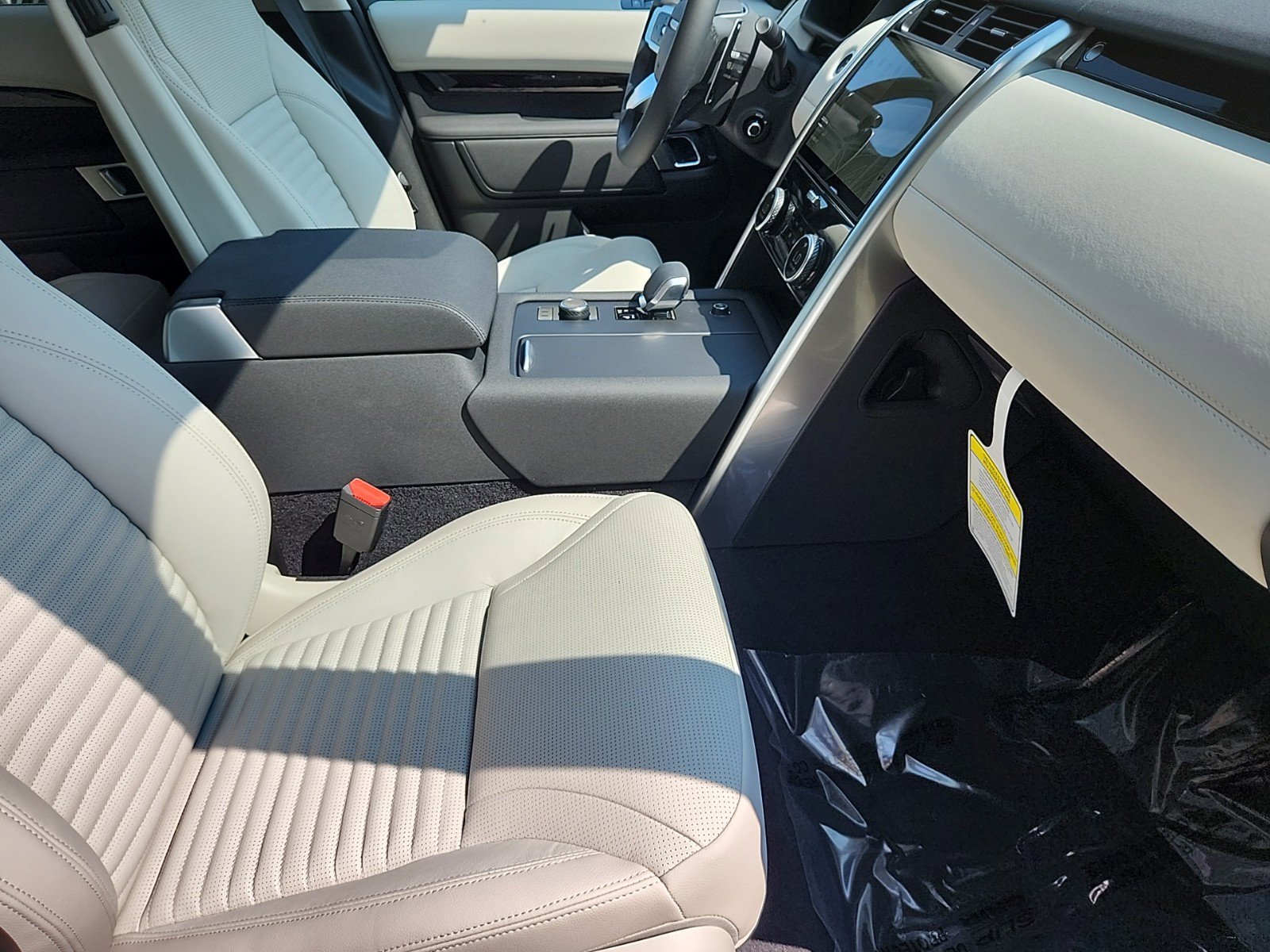 2024 Land Rover Discovery P300 S photo 3