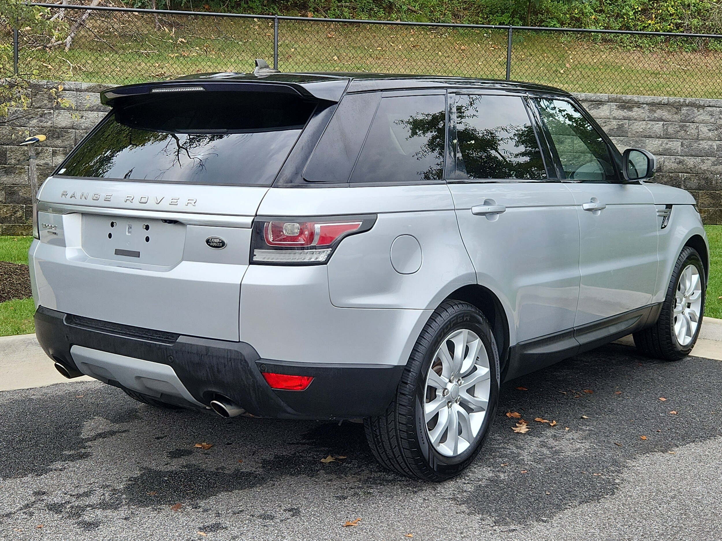 2016 Land Rover Range Rover Sport HSE photo 2