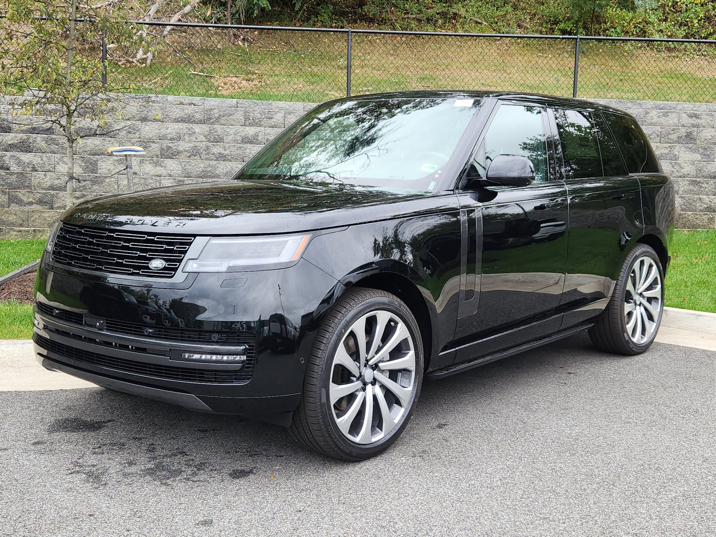 2025 Land Rover Range Rover SE's photo