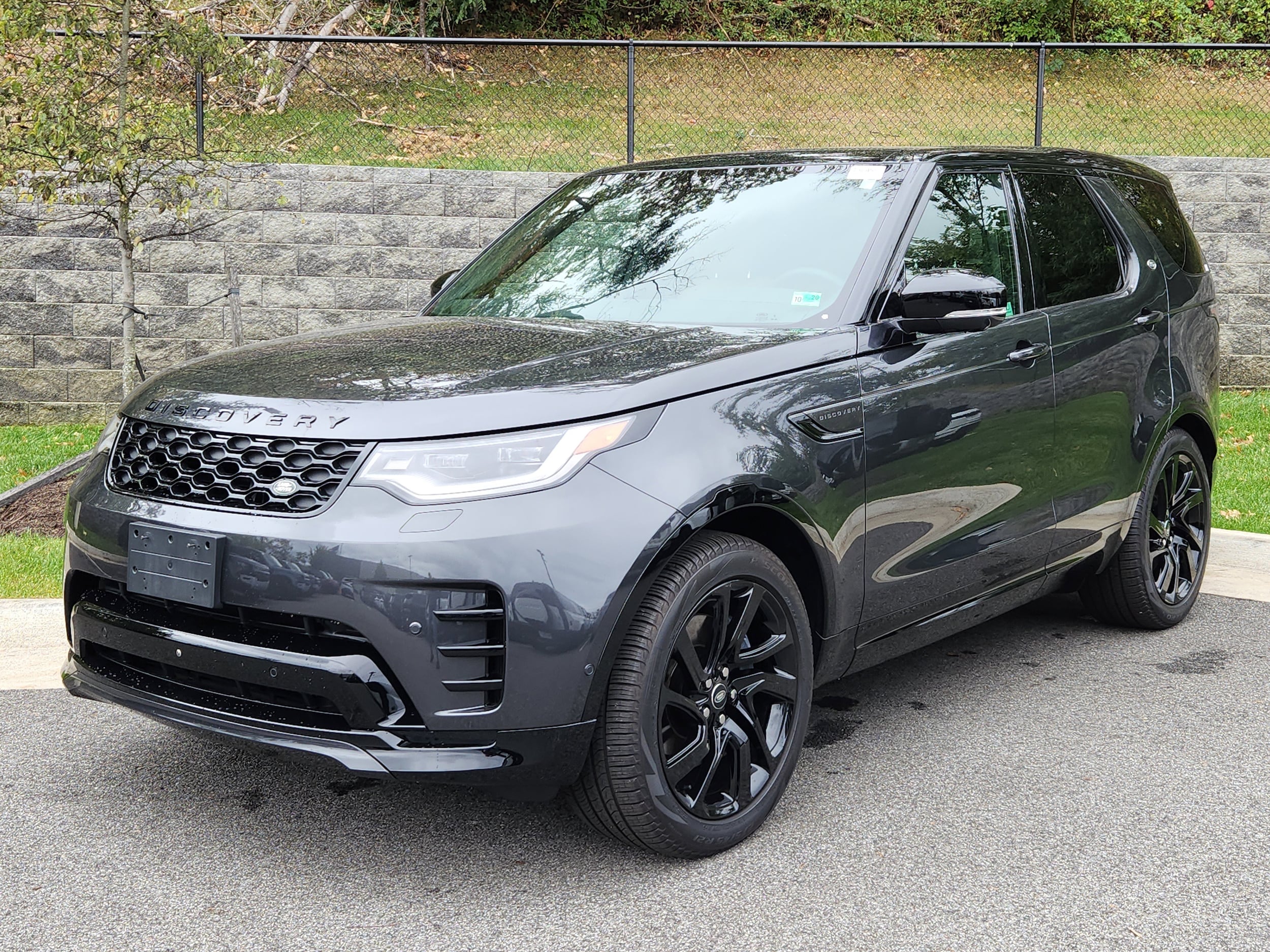 2024 Land Rover Discovery Dynamic SE's photo