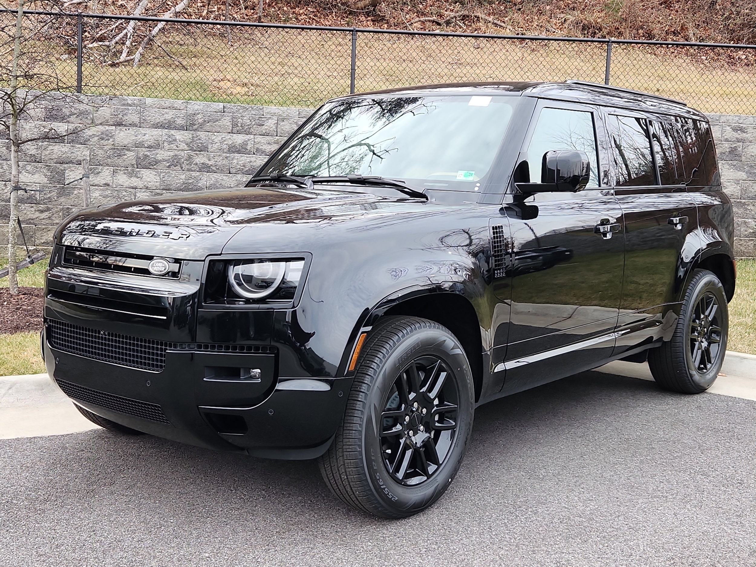 2026 Land Rover Defender X-Dynamic SE's photo